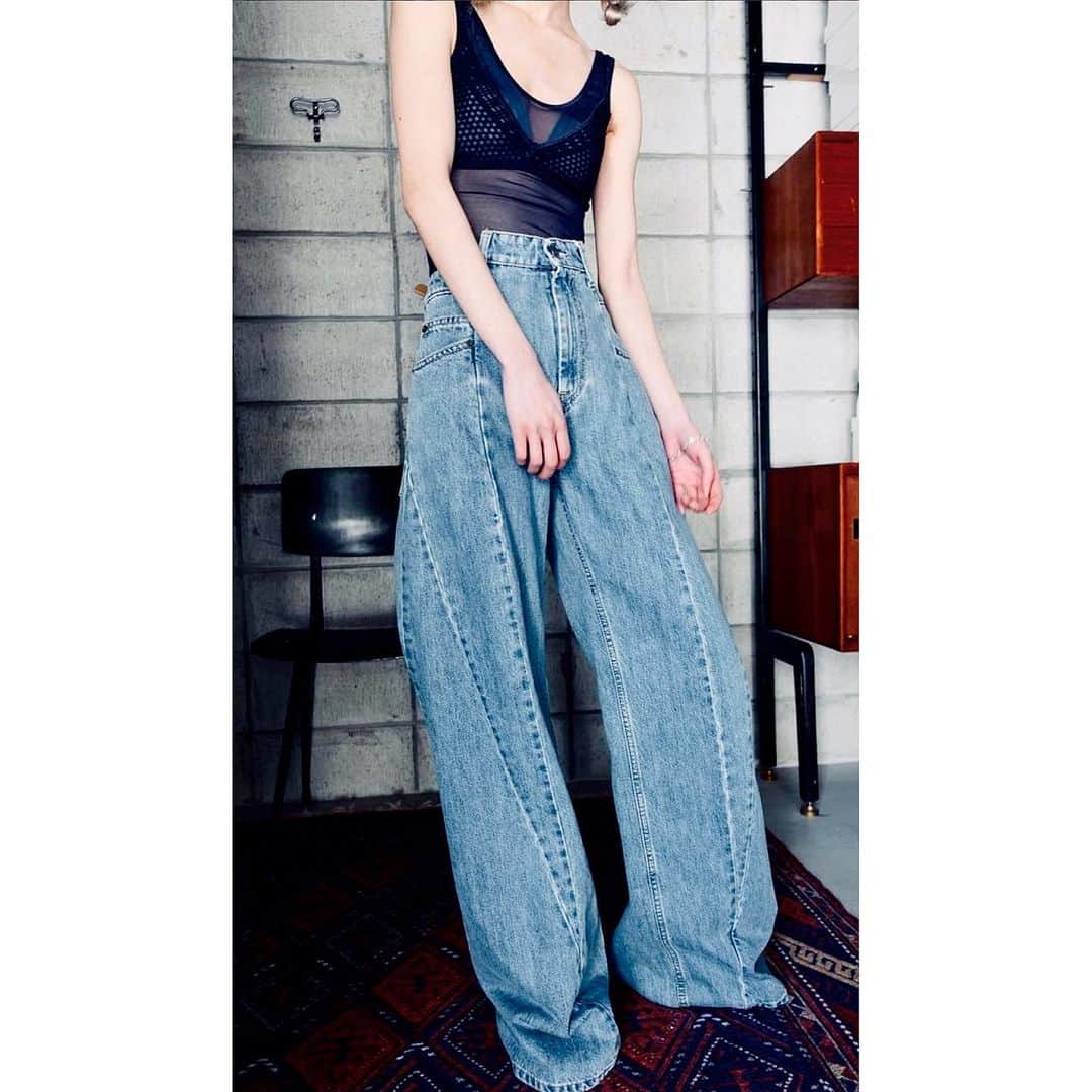 鑑田幸代のインスタグラム：「. maisonmargiela ❤︎❤︎ Décortiqué Asymmetric Wide leg Pants Denim jeans slash detail  . #足長効果 #シアー感有る下着+denimの組み合わせ❤︎ #maisonmargiela  #overneath #undercover  #juqui」