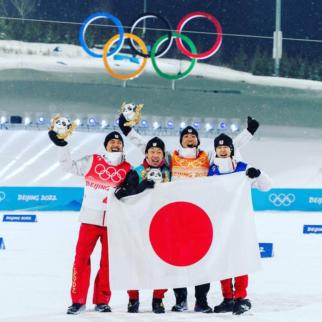 渡部暁斗のインスタグラム：「チームで取るメダルは最高だ。 ありがとう🇯🇵🥉🙌 #teamjapan #olympic #beijing2022 📷 @nordicfocus」
