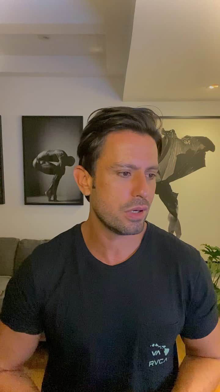 グレイシー・カルヴァルホのインスタグラム：「Todos sabem e tem acompanhado o drama que acomete a cidade de Petrópolis (RJ). Eu tenho familiares na cidade e passei por um grande susto no dia 15/02! Por sorte, todos os meus estão bem e a salvo.  Vendo as imagens terríveis que se multiplicam desde então, sentindo uma inquietude enorme, decidi tentar abraçar cinco famílias, vítimas da invisibilidade, moradores da região do Morro da Oficina (região mais atingida pelas enchentes).  Essas cinco famílias estão alojadas, já receberam mantimentos e roupas, mas precisam de dinheiro para exercer suas funções e tentar seguir adiante.   Elaborei uma rifa on-line, que será sorteada e o contemplado - além de ajudar - irá receber um print de um trabalho meu, no tamanho de 150x100cm e toda a renda será revertida e dividida igualmente entre essas cinco famílias.   Acredito plenamente que todos podemos sempre fazer algo para ajudar, não considerando o tamanho dessa ajuda.  *As informações e link para a rifa estão nos stories e no link em meu perfil.   Conto com a colaboração de todos, muito obrigado! #sospetropolis」
