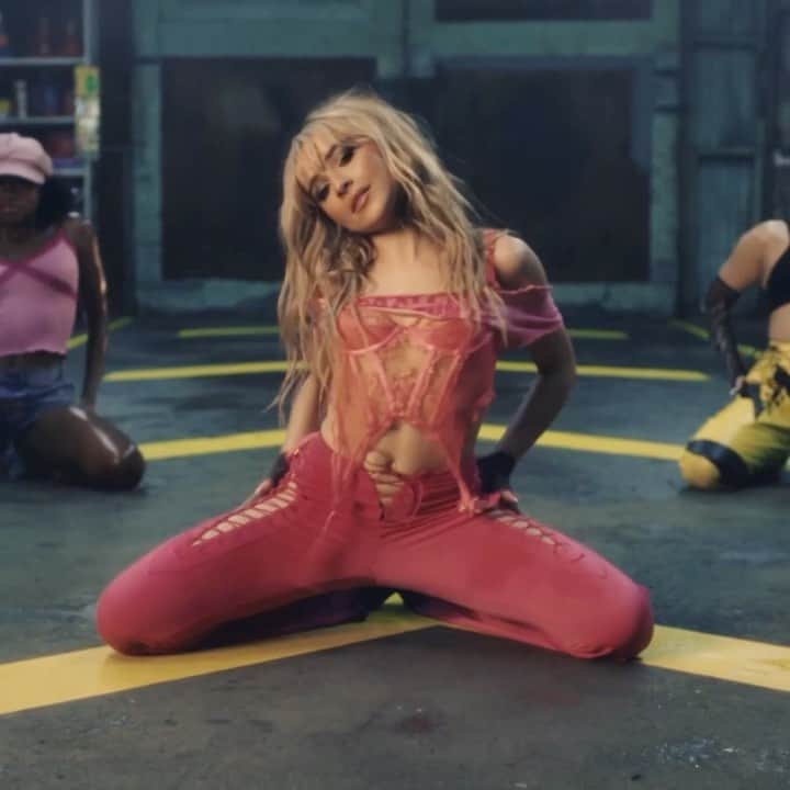 サブリナ・カーペンターのインスタグラム：「FAST TIMES IS OUT NOW AHHHHH  💗💗💗💗💗💗  link in bio」