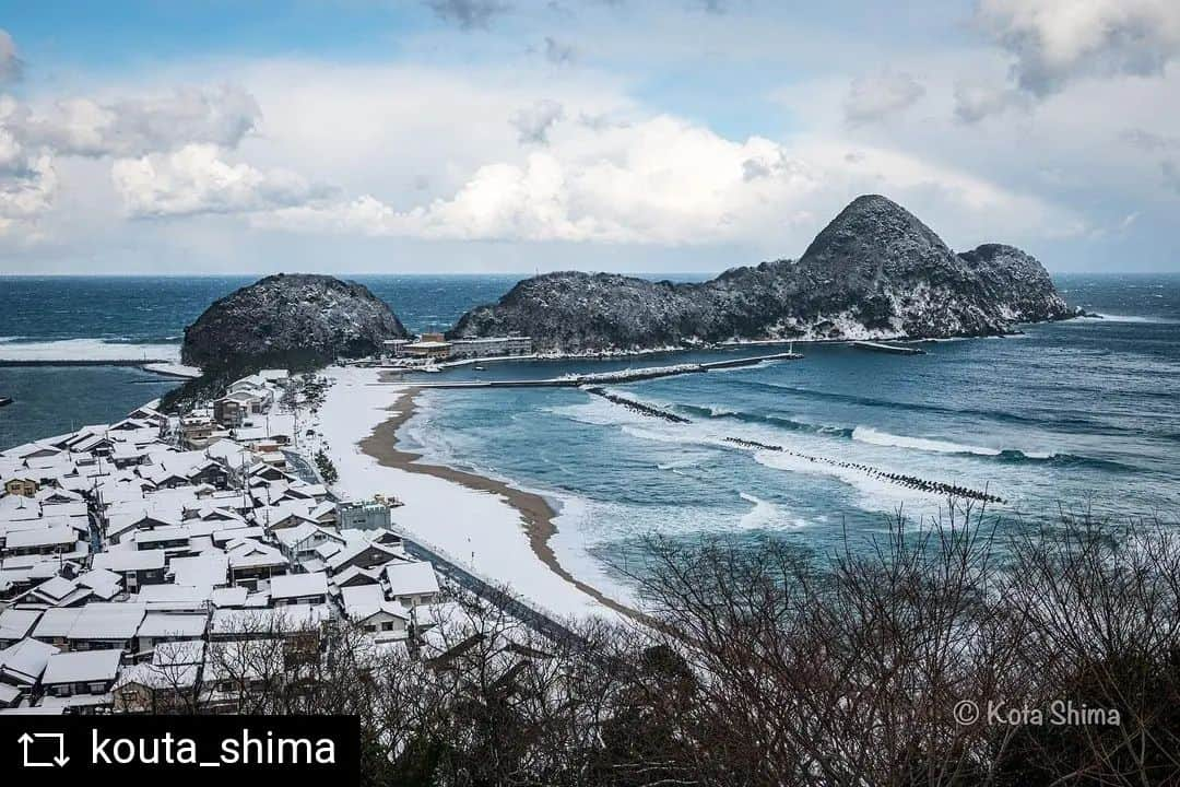 兵庫県さんのインスタグラム写真 - (兵庫県Instagram)「兵庫県公式インスタグラム『love_hyogo』です。  love_hyogoでは皆さんが #lovehyogo のハッシュタグをつけて投稿していただいた写真を紹介させていただきます。  本日のピックアップは @kouta_shima さんのお写真です👑 ハッシュタグをつけての投稿ありがとうございます🙏🏻  写真は、豊岡市にある「猫崎半島」の一枚です📷✨ The Nekozaki Peninsula in Toyooka City is the northernmost peninsula of Hyogo Prefecture.  竹野浜西端の海上に突き出した兵庫県最北端の半島「猫崎半島」☝️✨うっすらと雪化粧をした曲線の砂浜から繋がる半島の姿、美しいですね❄️  1.2kmにわたる猫崎半島は、その遠景がまるで猫が背を丸めた姿に似ていることから名付けられたそう🐈気候のよい時期には突端の「猫埼灯台」まで遊歩道を通りハイキングに出かける人も👟🌿そこから見える日本海のパノラマは心奪われる素晴らしい景観です🥰✨  兵庫にまつわる投稿は #lovehyogo のハッシュタグをお願いします👈  ---------------------------------------------------------------------------  兵庫県では、新型コロナウイルス感染拡大を予防する『ひょうごスタイル』（📍3密（密閉、密集、密接）の回避📍身体的距離の確保📍マスクの着用等）の推進のご協力をお願いしています。  ---------------------------------------------------------------------------  #兵庫県#兵庫#hyogo #lovehyogo#love_hyogo #japan #photooftheday#followme #instagood #photography #picooftheday #happy #scenary #豊岡市 #猫崎半島 #猫埼灯台 #竹野浜 #兵庫の名勝 #フォトジェニック #自慢したい兵庫の景色」2月18日 14時20分 - love_hyogo