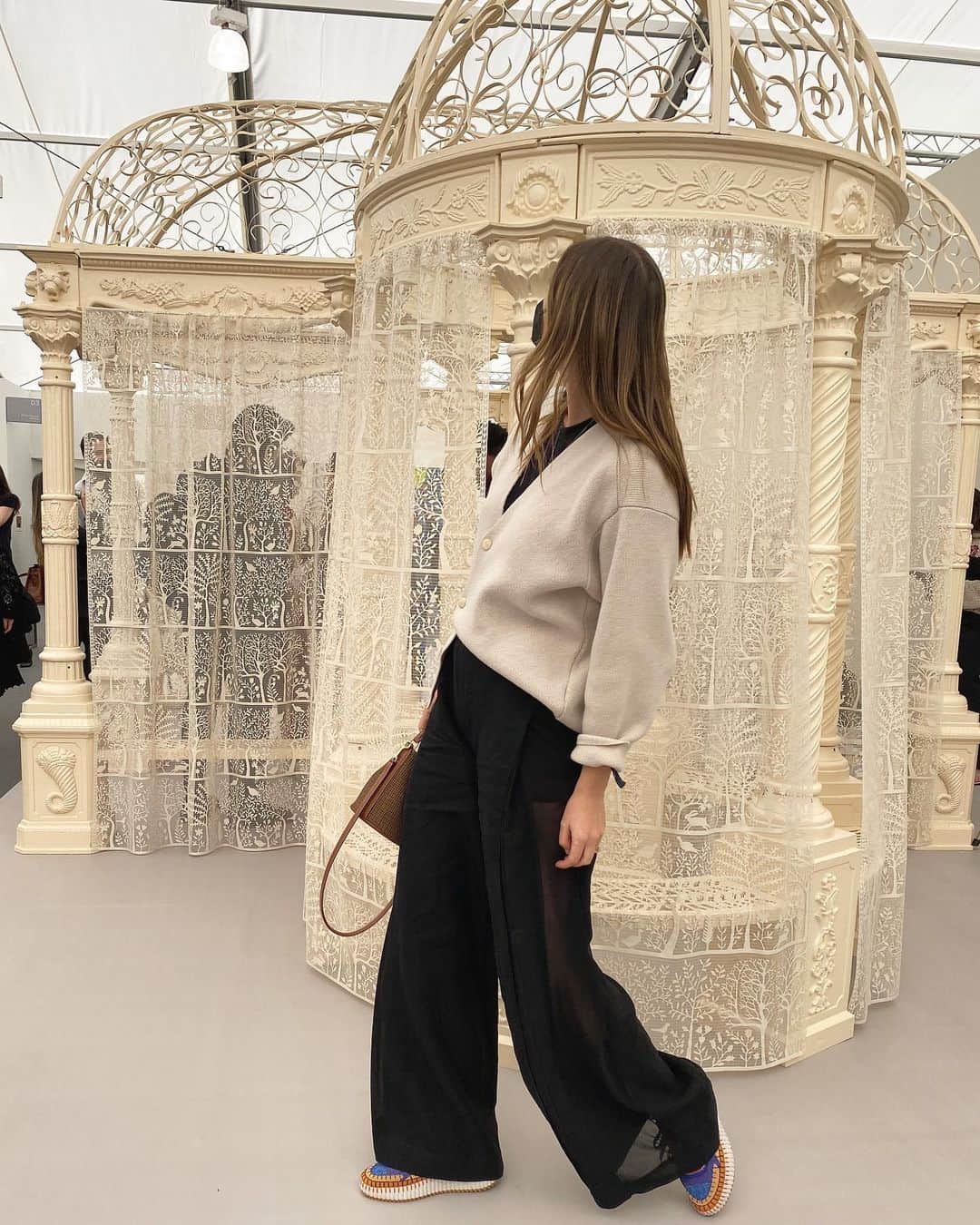 マリア・シャラポワのインスタグラム：「Honey, I found the wedding venue. It’s slightly out of budget 😅 #ChrisBurden」