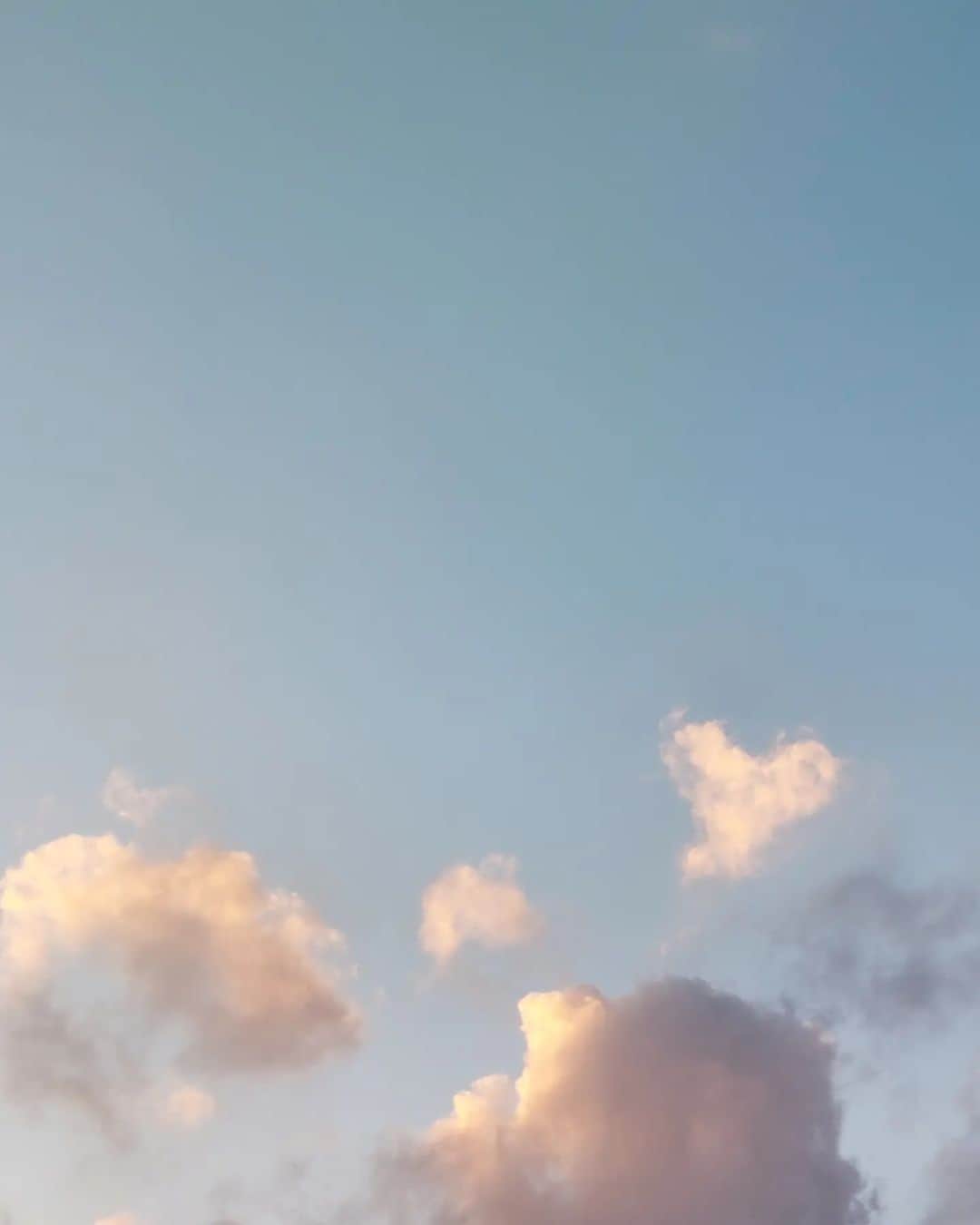 丸本凛さんのインスタグラム写真 - (丸本凛Instagram)「空が綺麗で写真を撮ったら、🤍型の雲が写ってました～！ 幸せのお裾分け☁️  #photooftheday #instamood #instamood #heartshapedcloud #happyfeelings #japanesegirl #16yearsold」2月18日 15時02分 - rinmarumoto