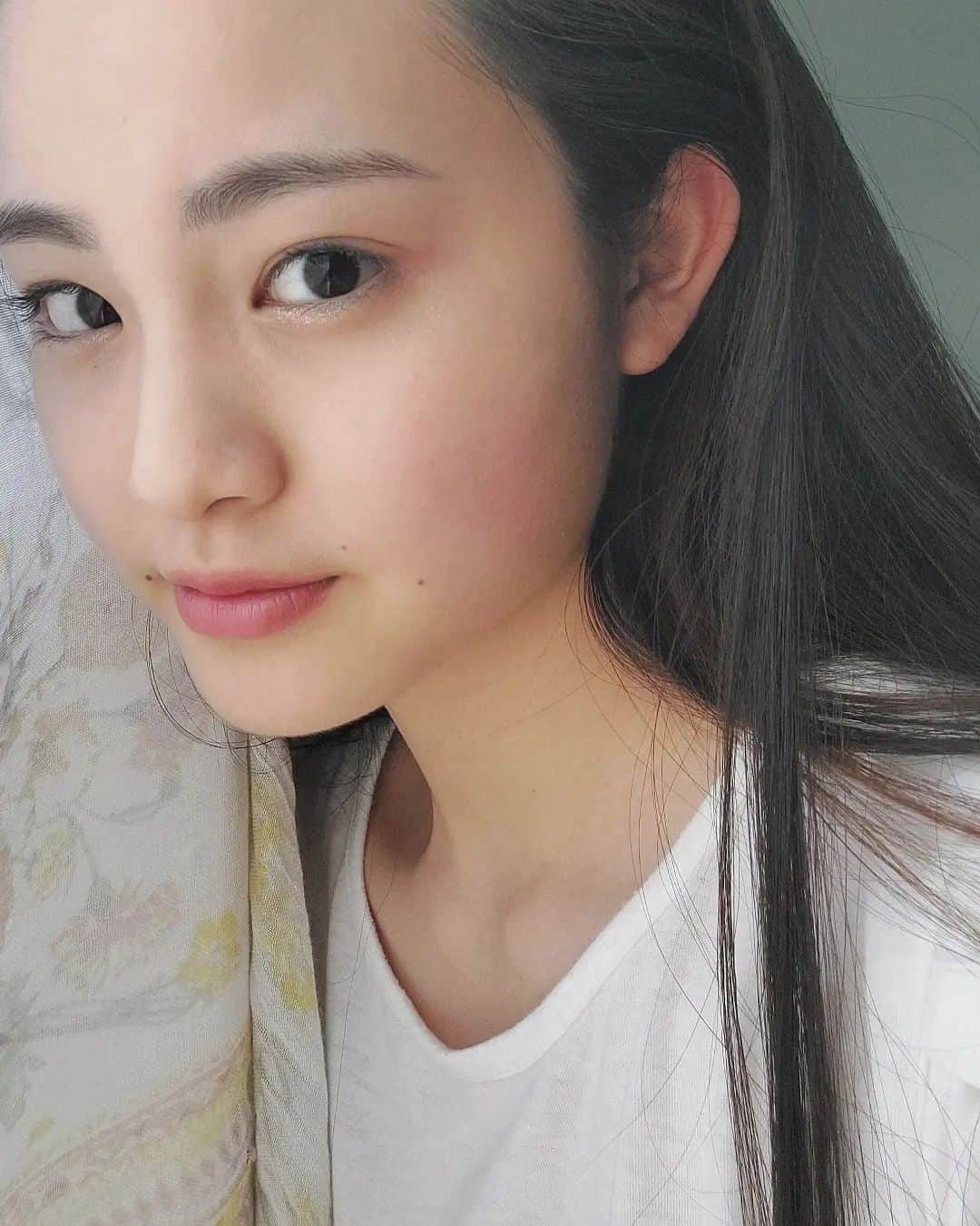 丸本凛のインスタグラム：「空が綺麗で写真を撮ったら、🤍型の雲が写ってました～！ 幸せのお裾分け☁️  #photooftheday #instamood #instamood #heartshapedcloud #happyfeelings #japanesegirl #16yearsold」
