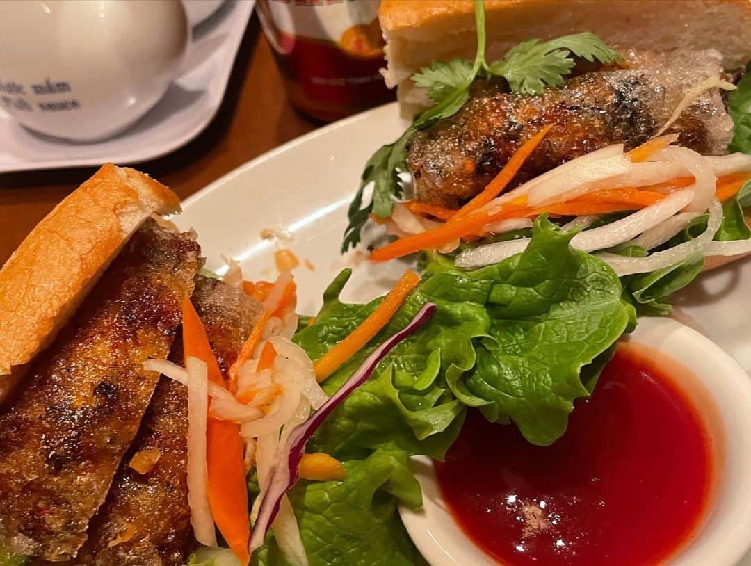 西尾まりのインスタグラム：「@restaurantsaigonvietnam ベトナム料理サイゴンさんへ行ってきました。 正直なところ、私、ベトナム料理って、ボンヤリしていました。タイ料理とか、中華とかハッキリと分かる感じではなく、、、、、。 そして本日衝撃を受けました。好き！好きですベトナム料理🇻🇳！そしてここの味付けが本当に美味しい‼️パインミーのパンやばいですね🥖試行錯誤してパンはお取り寄せしているそうです。(美人女将談😊) 蒸し春巻き、皆さん食べたことありますか？これまたトロリとして美味しい！ 夜はまた楽しそうなメニューとなってます。 うぁーんさっき食べたばかりなのにもう食べたいです！ 美人女将、どうもありがとう！ @restaurantsaigonvietnam  @takakiyokatura」