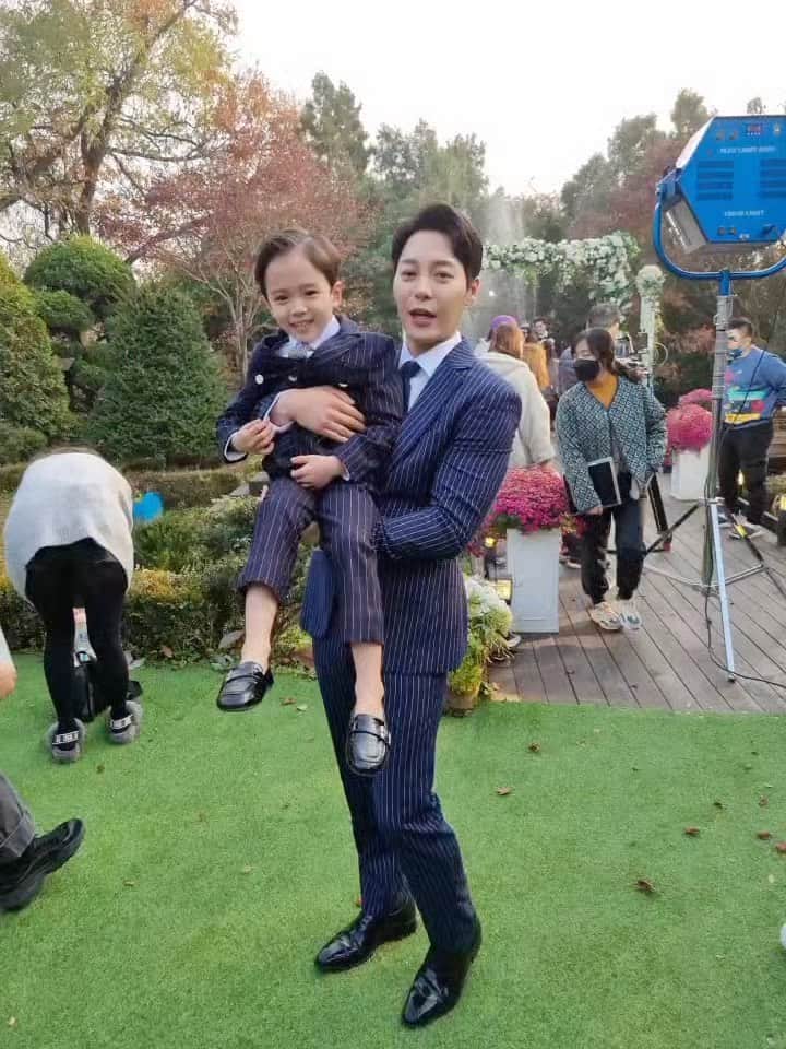 ハン・ギウンのインスタグラム：「@park7893  아들과도 작별할시간이 얼마안남았넹🎈」