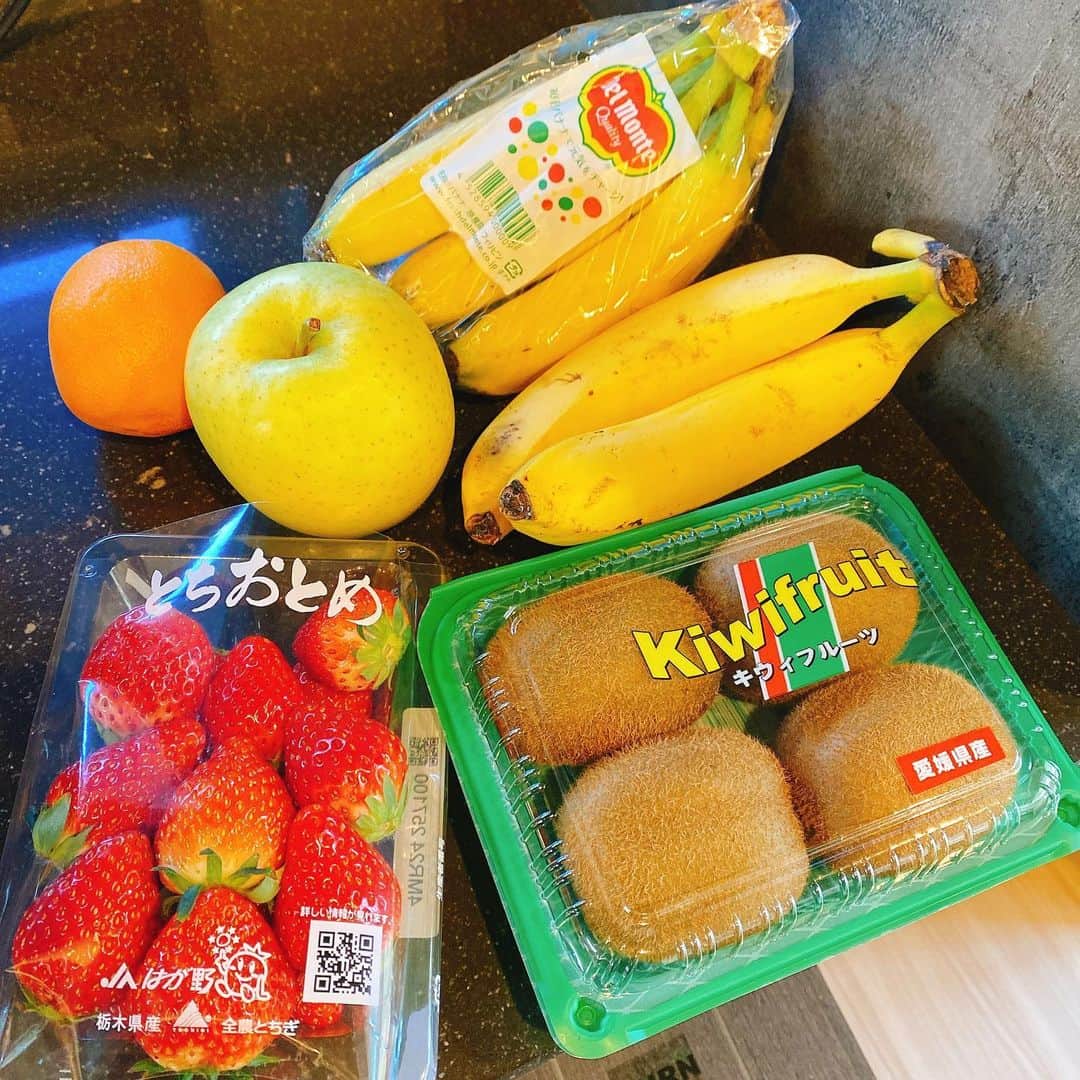 川田裕美のインスタグラム：「息子がフルーツ大好きなので、何種類か常備しています🍓🥝🍍🍌🍎 もう1歳半かぁ✨👦 月齢フォトみたいなの、いつから撮ってないんだろう😆ズボラな母でごめんね！」