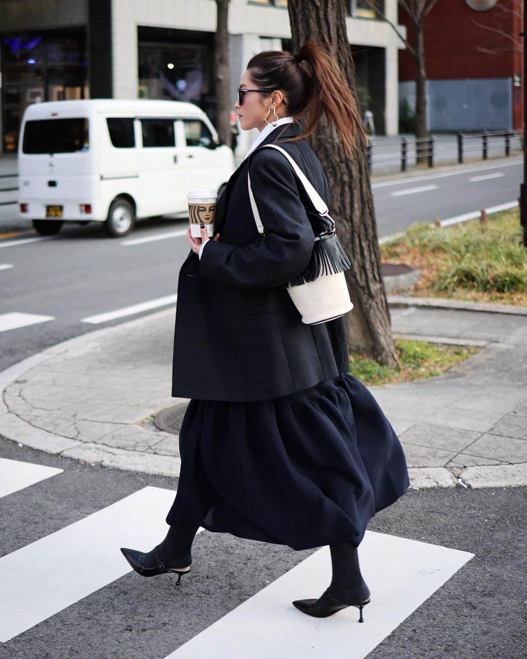 田中彩子さんのインスタグラム写真 - (田中彩子Instagram)「. 左と右で形が違うお気に入りのイヤリング👂 今年こそはピアスを開けよう！！！ と思っていたけれど、 最近はイヤリングの種類も増えてきたからまた迷っている😂 貫通させるって怖い😢 . jacket...#toteme  skirt...#unitedarrows  earring...#unitedtokyo  mule...#prada bag... @ayako_bag  ⬆︎ 本日2/18(fri)22:00〜⏰⚡️ ✔︎Fringe Bucket Bag/black ✔︎BicolorStrap<Short> White,Caramel . 販売いたします🙏  バケツちゃんがデビューしてから7年目になりますがいまだにたくさんのお問い合わせをいただいているバケツちゃん🖤✨ コーディネートに迷った時、 カジュアルダウンしたい時、 モノトーンの気分だけどポイントを入れたい時etc... 色んなシーンに、7年前と変わらず愛用しているバケツちゃん🖤  私の中の頼れる逸品です☺️」2月18日 7時05分 - ayako_tanaka_