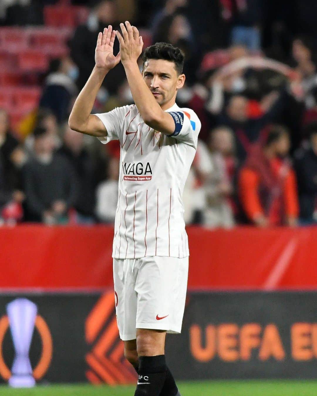 ヘスス・ナバスのインスタグラム：「Qué bonito es jugar en mi estadio, qué orgullo llevar el brazalete de mi equipo y qué ganas tenía de volver a disfrutar de mi Sevilla en el terreno de juego. La ovación de esta noche ha sido impresionante. Eternamente agradecido… ¡Qué grande es ser sevillista!」