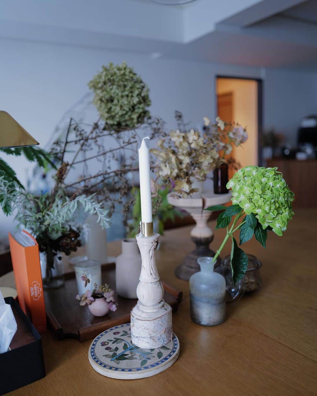 高山都さんのインスタグラム写真 - (高山都Instagram)「我が家に入った時にかおる匂いが山とか森みたいとか色々言われるのだけど、たぶんポプリやヒバのおかげなんだと思う。 部屋のいたるところに好きなように置いている。 @culdesac_japon カルデサックさんのヒバチップ ガラスのうつわは @ritoglass の作品で @cadan___ からのお誕生日プレゼント。(センスよ！♡) キャンドルも色々集めているけど、ポプリも本当に好き　@santamarianovellajapan は 大きめのうつわに入れてます。 @light_years.hakata で購入したモロッコガラスのいれものに。 トイレもおなじく。 家の中に色んなものがあって、全部ときめいて自分の家に持ち帰ってきたもの。 ごちゃっとしてるけど、ワタシなりの好きの集め方でバランスで。 木とかガラスの作品が本当に好きです。 作家さんのもあるし、国内外の古道具屋さんで見つけたものとか色々。 高価なものもあるし、100円くらいのものもある。 枯れたものと新鮮なもの、もうほんと色々をその時の自分の感覚で混ぜ合わせる空間、ぼーっと好きだなーって眺める朝です。 自分の家の心地いいバランスはそれぞれあって、それぞれで楽しめるのが楽しいですよね。 埃が溜まらない？とか掃除大変とか水替え面倒じゃない？とかの意見もあるけど、それを整理するバランスも自分のタイミング。ワタシの空間だしね。 動物がいたら、お子さんがいたら、家族が多かったら…そしたら、みなさんその環境での心地いい空間がある。 それぞれが素敵だなぁーと人の家に行くたびに思う。 我が家に置いてあるもの使ってるもの、いちおうタグつけておきます。」2月18日 9時04分 - miyare38