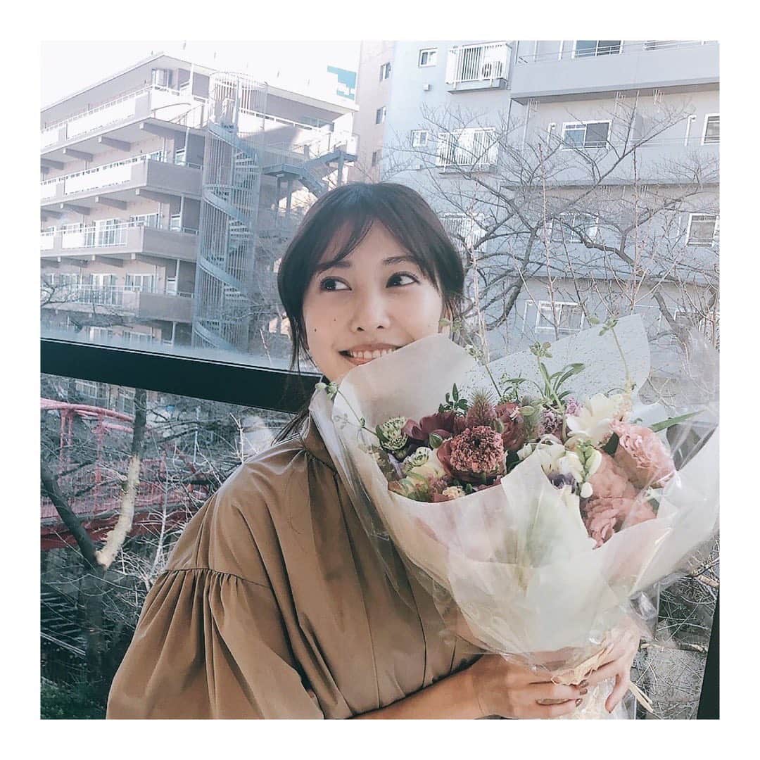 佐野ひなこのインスタグラム：「2月22日発売する 6冊目の写真集発売することが決まって、 可愛すぎるお花を贈ってもらいました☺︎ ありがとうございます♪ @4meee_com」