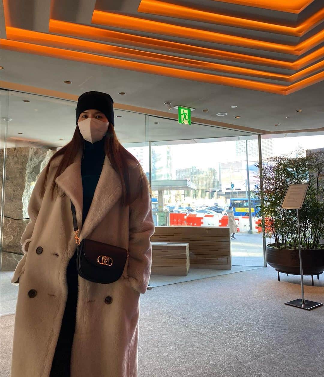 パク・シウンのインスタグラム：「🧡 너무 중무장인가여~🤣 추워서 멍때림🙊 겨울추위에 촬영은 어떻게했었는지 모르겠음요😆ㅎㅎ #감기조심 #오늘도 #건강잘챙기세요 🤗💕」