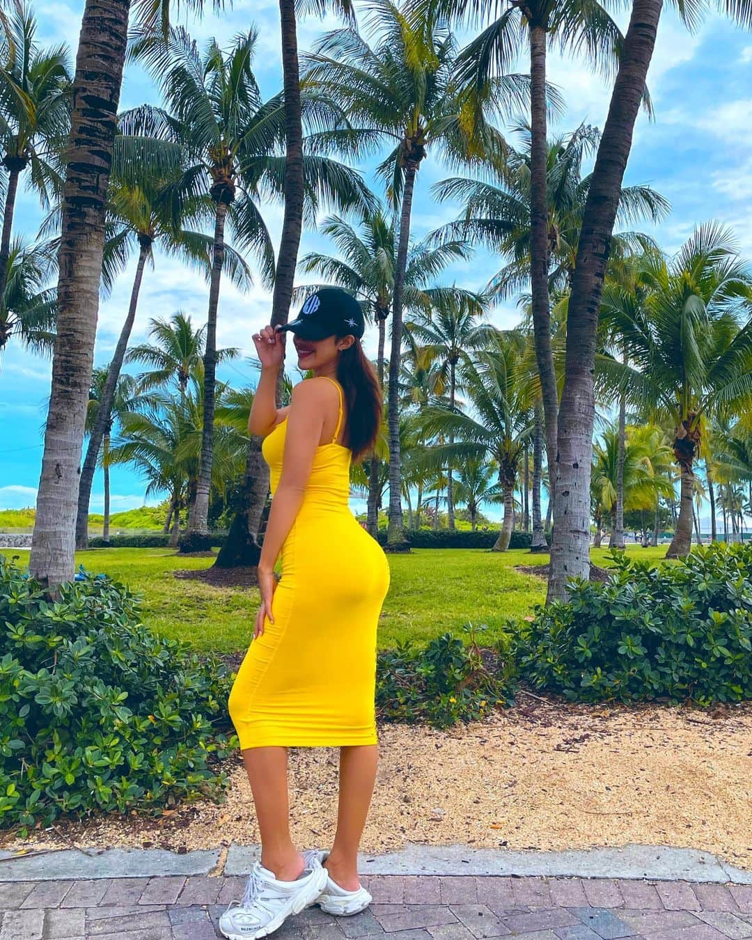 ユリサのインスタグラム：「南国行くとイエローに惹かれる💛🏝💛  #マイアミのど真ん中でJAPANキャップをかぶる女 #観光客全開やないか #いや逆に日本大好きな外国人風か #tropical #yellow #miami #parmtree」