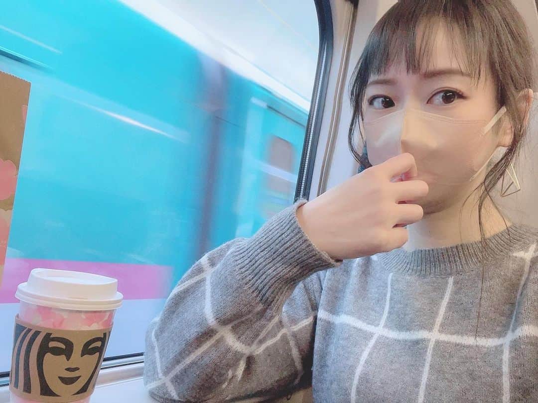 のインスタグラム：「🚄🚅 いってきます🥰  #新幹線 コンセント付いてない😂 #吉山りさ #モデル  #フリーランスモデル #フリーモデル   #美容 #40代 #美肌ケア #model #Japanese #バスタオル女子 #バスタオルモデル #温泉 #温泉ソムリエ #お酒 #お風呂 #温泉モデル #温泉女子 #hotsprings #bañarse #모델 #pr #インフルエンサー #onsen #出張撮影   フリーで活動中 全国🗾の #HOTEL #旅館  #飲食店  #通販  #店舗 様などのPR案件  経歴25年、プロとしてやっております。 お気軽にお問い合わせ下さいませ✉️  吉山りさ☺️」