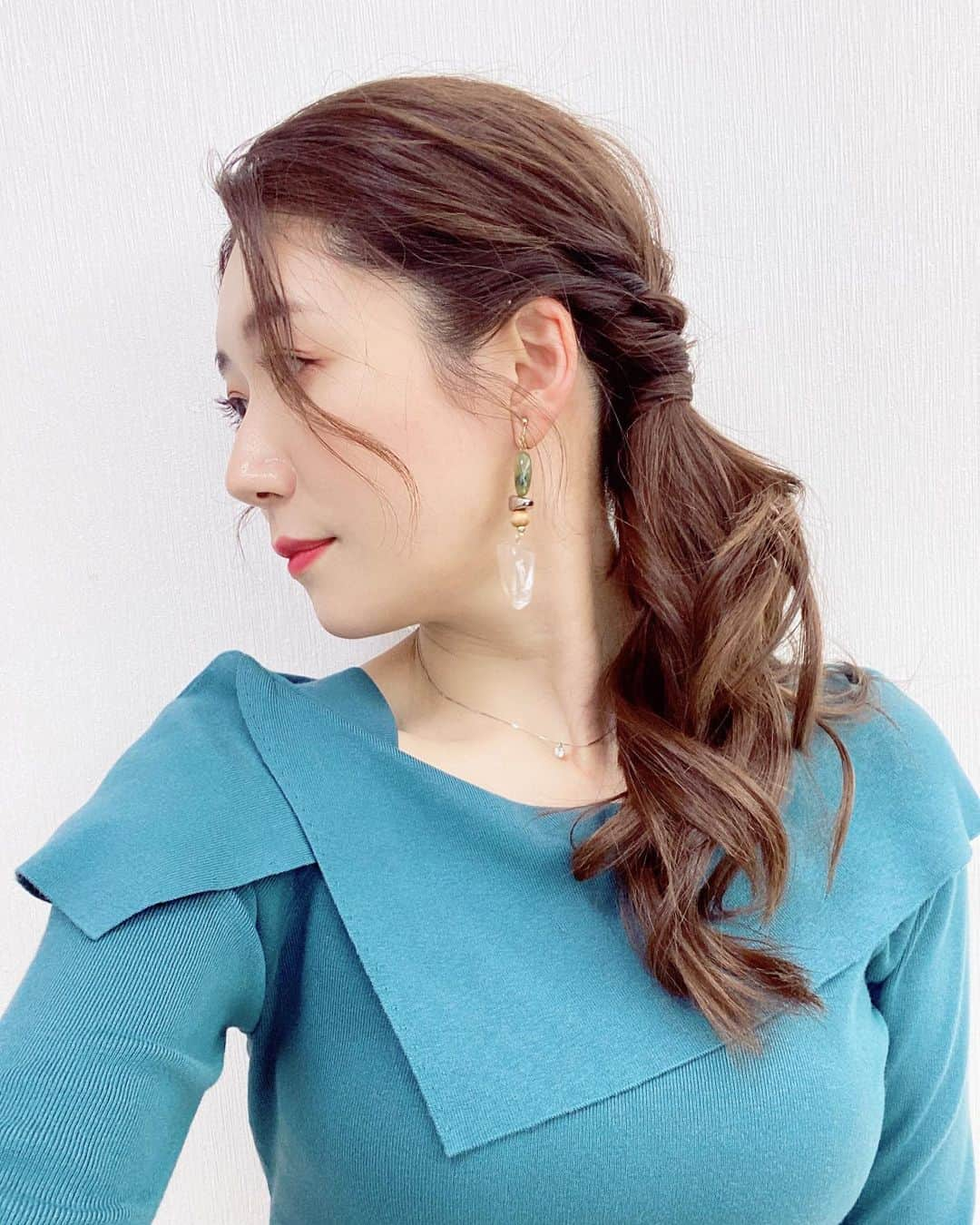 穂川果音さんのインスタグラム写真 - (穂川果音Instagram)「hairstyle  サイド寄せヘアだよ〜😊  earring→ @shiroi_azarashi  #hairstyle #hairarrange #arrangement #earrings #アベプラ　#ヘアースタイル　#ヘアアレンジ　#サイド編みおろし　#ゆる巻きアレンジ　#サイド寄せアレンジ 　#イヤリング　#気象キャスター　#気象予報士　#お天気お姉さんコーデ」2月18日 11時08分 - hokawakanonn