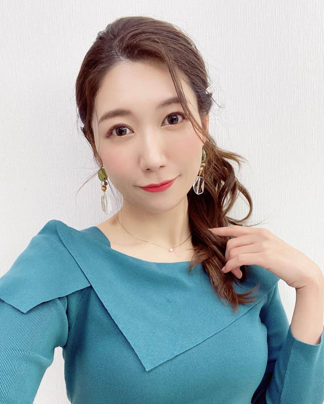 穂川果音さんのインスタグラム写真 - (穂川果音Instagram)「hairstyle  サイド寄せヘアだよ〜😊  earring→ @shiroi_azarashi  #hairstyle #hairarrange #arrangement #earrings #アベプラ　#ヘアースタイル　#ヘアアレンジ　#サイド編みおろし　#ゆる巻きアレンジ　#サイド寄せアレンジ 　#イヤリング　#気象キャスター　#気象予報士　#お天気お姉さんコーデ」2月18日 11時08分 - hokawakanonn