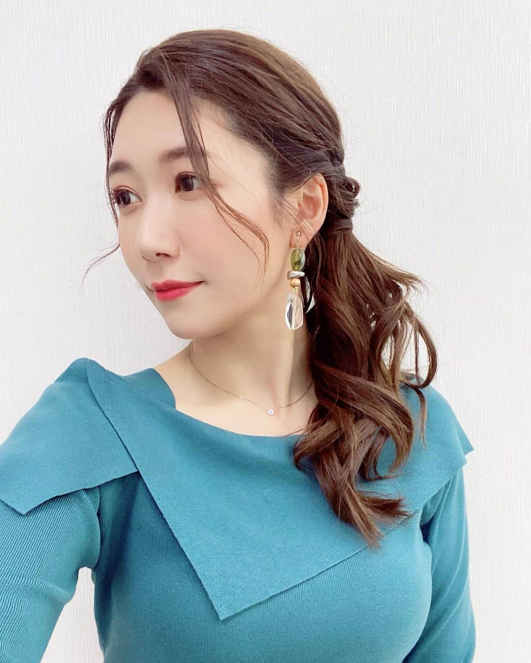 穂川果音さんのインスタグラム写真 - (穂川果音Instagram)「hairstyle  サイド寄せヘアだよ〜😊  earring→ @shiroi_azarashi  #hairstyle #hairarrange #arrangement #earrings #アベプラ　#ヘアースタイル　#ヘアアレンジ　#サイド編みおろし　#ゆる巻きアレンジ　#サイド寄せアレンジ 　#イヤリング　#気象キャスター　#気象予報士　#お天気お姉さんコーデ」2月18日 11時08分 - hokawakanonn