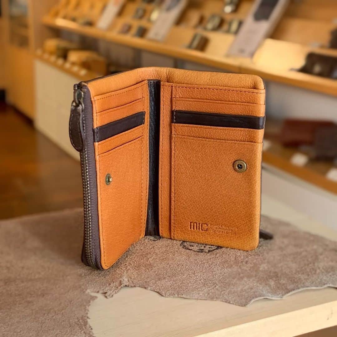 革財布のお店mic 自由が丘店のインスタグラム：「最近人気のミドルウォレット✨ 特にこちらの形は大容量で使いやすく、人気の形です😳  オンラインストアで形の詳細をチェック✓  ~~~~~~~  マイルドキップ 外L字ファスナー二つ折り革財布 税込み15,400円  2colors ブラック／ダークブラウン  ~~~~~~~   #mic  #革小物とお財布のお店mic  #革財布 #お財布 #二つ折り財布 #ミドルウォレット  #大容量財布  #キップレザー  #クロム鞣し  #人気アイテム」