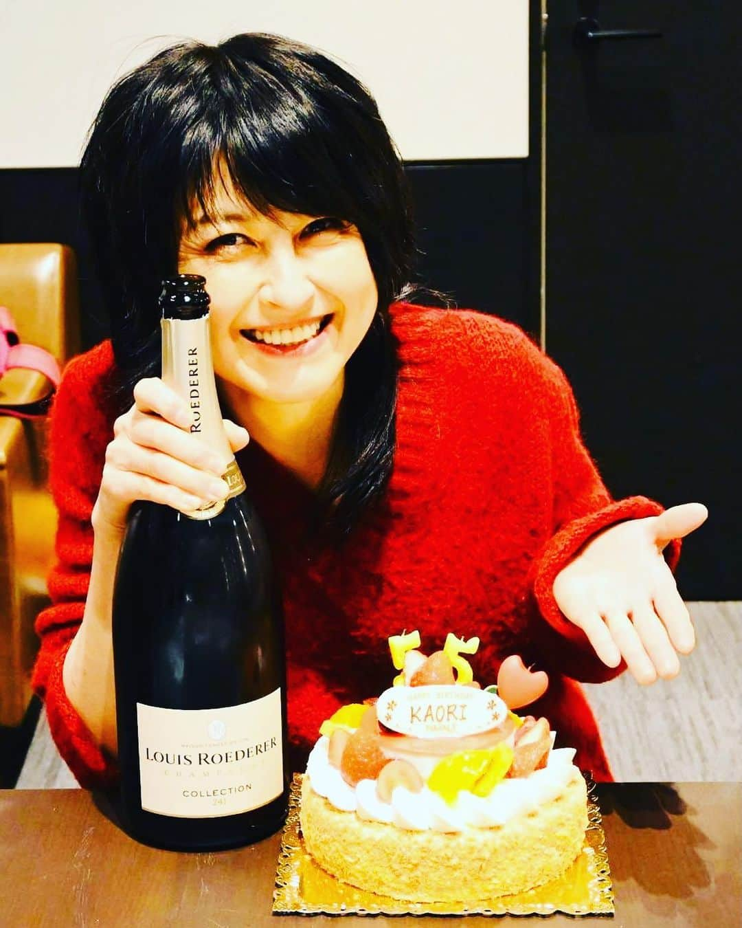 岸谷香さんのインスタグラム写真 - (岸谷香Instagram)「2/17無事に55歳の誕生日を迎えました‼️先日のライブでも出演者、スタッフ、ファンの皆様から沢山のオメデトウを頂きました❗️ホントにありがとう❤️ ライブの為にすっかり友達に会うのも外で食事をするのも我慢していたので、親友達といつものプール＆スパからの、こじんまりと、でも美味しいビール&シャンパンで祝ってもらったバースデーは格別に幸せな時間でした‼️ 今年のテーマは、ゾロ目だけに GO GO 55th‼️ アクティブにフットワーク良く、一年間無駄なくハッピーにやりたい事をやりたい放題やる‼️ 55thイヤーもどうぞ皆様宜しくお願いします‼️いっぱい弾いていっぱい歌うぞーーー😆 #岸谷香 #ハッピーバースデー #55」2月18日 11時26分 - unlockthegirls