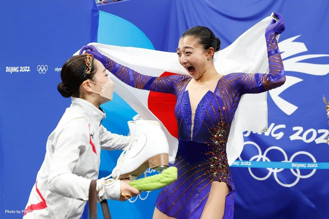 日本オリンピック委員会さんのインスタグラム写真 - (日本オリンピック委員会Instagram)「NICE SHOT❄️🇯🇵´- #フィギュアスケート 女子 シングル #銅メダル を獲得した #坂本花織 選手と 5位入賞を果たした #樋口新葉 選手が歓喜のハグ😌  ※結果は暫定のものです #Beijing2022  #TEAMJAPAN  #がんばれニッポン #オリンピック」2月18日 11時30分 - teamjapanjoc