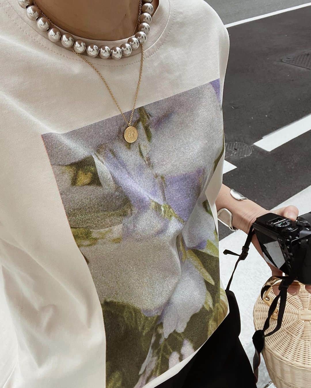 正中雅子のインスタグラム：「Photo T📷💜  今シーズン、久しぶりにPhotoTが作りたくて写真どーしよっかな？って考えてて  @11271980h のフィルターから見る世界がとっても優しくて好きだったから今回お願いしました😌✨  家に飾るアートも、何か思い入れがあるものがいいなっていつも思うのと 同じでこのTシャツも☺︎  着てるだけで、優しさとかホッとする気持ちになれる🌿  このbeigeカラーもお気に入り！  この後12:00から予約販売がスタートします！ 是非チェックしてくださいね🌞  #MACHATT #masaco服」