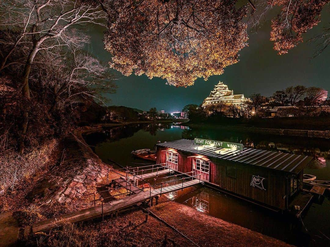 Bi Rod by Lumica.のインスタグラム：「Okayama Castle and its moat.  The castle is also known as Crow Castle for its black exterior.   ■Photo by Takuma Kimura @takuma_kimura_photo ■Photo at Okayama Castle  ■Equipment Monopod：Bi Rod 6C-7500  #birod #birod6c7500 #highangle #highangleshot #aerialphotography #notdrone #olympus #olympusphtotography #olympuscamera #okayama #japan #japanphotography #japanphoto #japan_of_insta #photo_jpn #photo_japan #japantrip #japan_vacations #japanview #sceneryphotography」