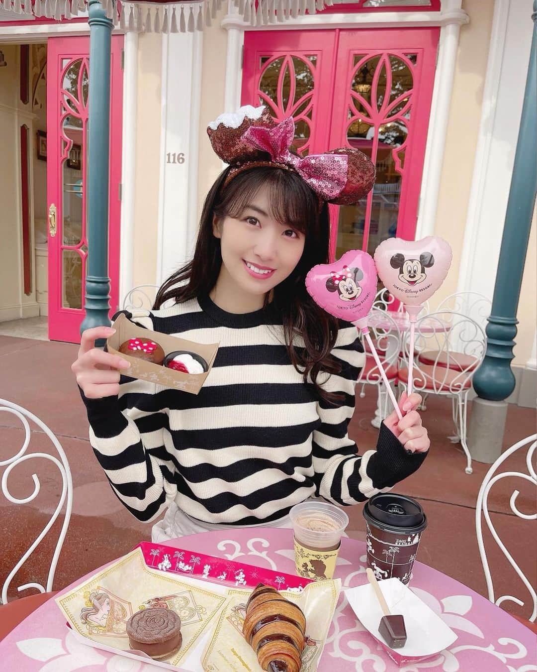 のインスタグラム：「4日遅れの Happy Valentine〜〜💝 . . 今年はバレンタイン当日にディズニーに行けました♡パーク内のありとあらゆるチョコスイーツを集めたよ🍫💗 . . 新発売の #フォンダンショコラ はめちゃくちゃ濃厚♡ ホイップとベリーソースがあるお陰でさらに濃厚／さっぱりと食べることができました🍓 . . #美女と野獣 デザインのパッケージのものは #サダハルアオキ コラボメニュー🍫💗  ♡抹茶クリームとチョコレートのクロワッサン ♡キャラメルガナッシュクッキーサンド ♡ホットチョコレート ドリンク(期間限定)  クロワッサンや他のデニッシュなどもとっっっても美味しいのですが、私は「#キャラメルガナッシュクッキーサンド」が大好きで😭👏🏻チョコサンドの中にキャラメル入ってるの！！！神様の食べ物😭👏🏻💗 新発売の #チョコレートドリンク も濃厚でした🍫♡ . . バレンタイン満喫した〜〜💝🍫 . . #happyvalentinesday #disney #disneyland #disneygram #disneyparks #disneyfood #disneyparkfood #ディズニーフード #ディズニーグラム #ディズニーパークフード #ハッピーバレンタイン #バレンタイン #チョコレート #チョコ好き #sadaharuaoki #sadaharuaokiparisディズニーコラボレーションメニュー #バレンタインチョコ #バレンタインデー #バレンタインスイーツ」