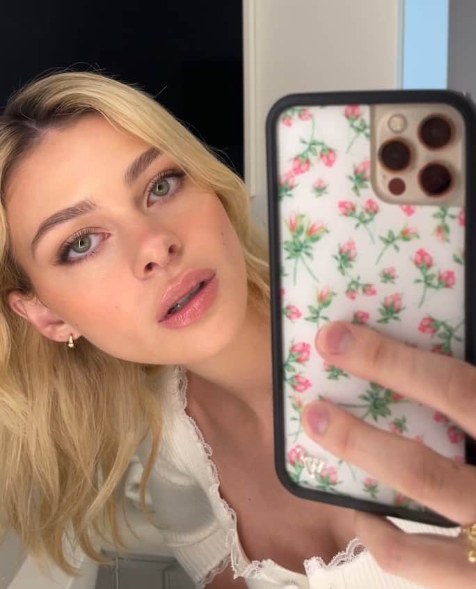 ニコラ・ペルツのインスタグラム：「🌼🌸🌼」
