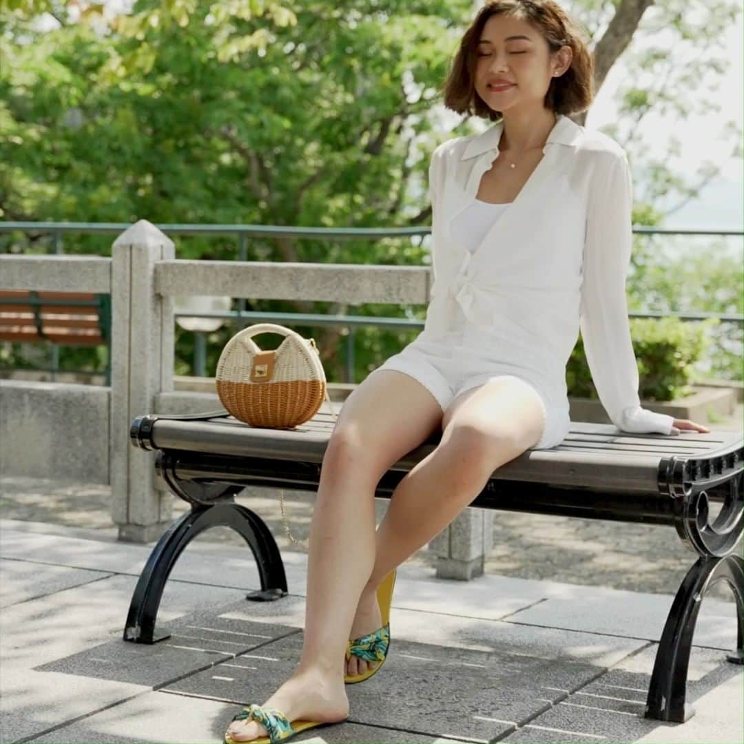 havaianas_japanのインスタグラム：「ハワイアナスで人気のフラットサンダルといえば、YOU ST TROPEZ（ユー サントロペ）コレクション👣 リボンのような布製ストラップはタウンユースにぴったり🚶‍♂️✨  #MadeInBrazil #Havaianas #havaianasjapan #ハワイアナス #DesignedForAFreeLife #フラットサンダル」