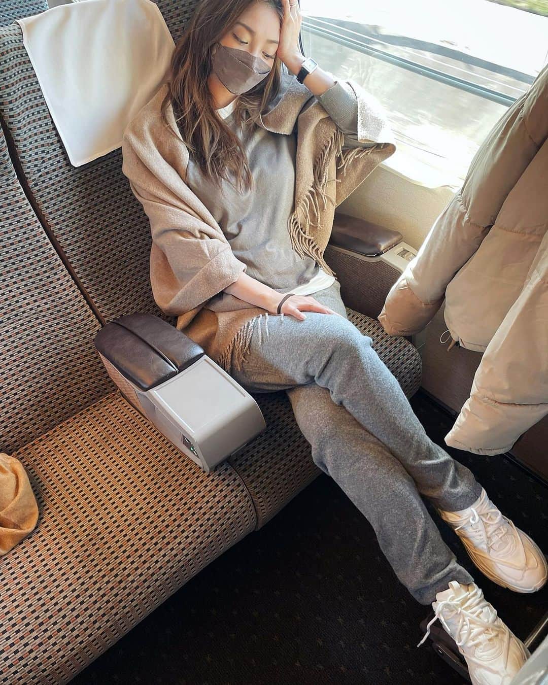 里海のインスタグラム：「新幹線🚅に久しぶりに 乗りました⭐️  カシミアのパンツは 楽チンだし暖かいから 移動には最適です  私は三半規管が弱いので カリカリ梅をいつも たくさんバッグに入れてますw (いらない情報w)」