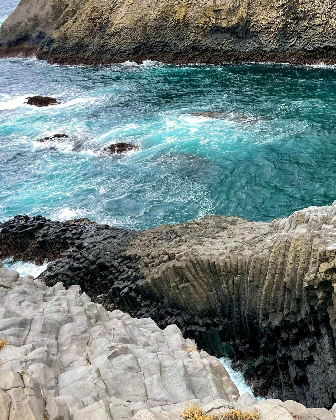 あゆみさんのインスタグラム写真 - (あゆみInstagram)「見てみたかった景色🌊七ツ釜 . 佐賀県唐津市呼子町にある国の天然記念物  玄武岩が玄界灘の波涛の侵食作用でできた七つの釜(洞窟)なんだって！どゆこと？笑 何万年も前から続く荒波が作り出した自然の力に感動しました🌒🌓🌔  雪降ってたけど時間あるから行ってみたら晴れた☀︎ 暖かくなったら遊覧船も出てるみたい〜 ブリッジしたかったんだけど風強すぎ寒すぎて上着脱ぐことすらできなかったよ🥶 . . #佐賀 #呼子 #七ツ釜 #天然記念物 #旅行 #nature #travel」2月18日 12時32分 - ayumiiii26