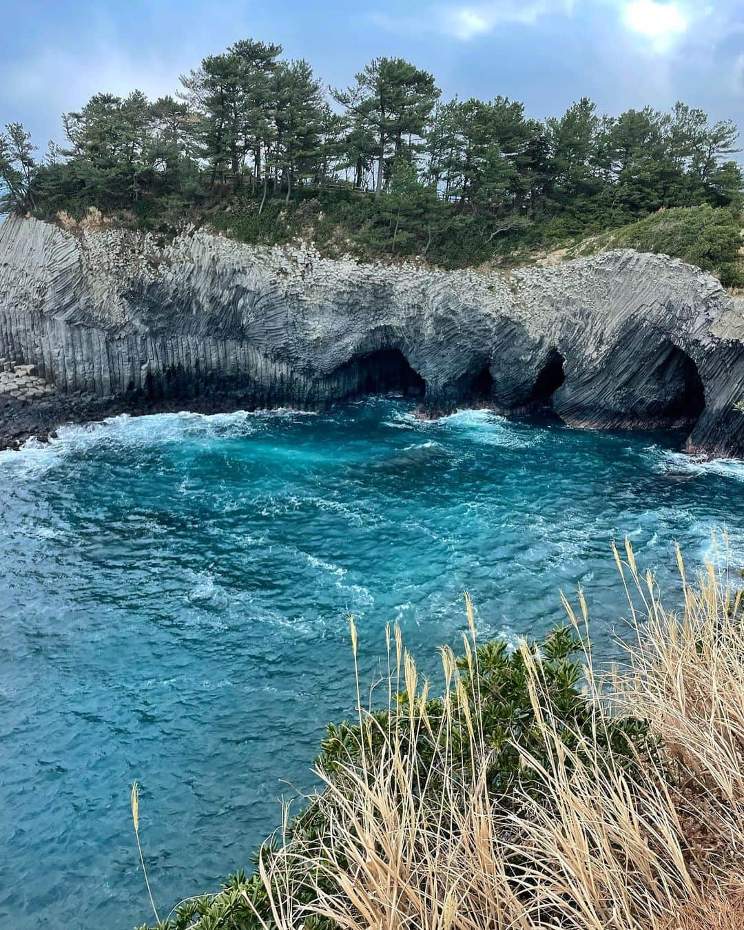 あゆみさんのインスタグラム写真 - (あゆみInstagram)「見てみたかった景色🌊七ツ釜 . 佐賀県唐津市呼子町にある国の天然記念物  玄武岩が玄界灘の波涛の侵食作用でできた七つの釜(洞窟)なんだって！どゆこと？笑 何万年も前から続く荒波が作り出した自然の力に感動しました🌒🌓🌔  雪降ってたけど時間あるから行ってみたら晴れた☀︎ 暖かくなったら遊覧船も出てるみたい〜 ブリッジしたかったんだけど風強すぎ寒すぎて上着脱ぐことすらできなかったよ🥶 . . #佐賀 #呼子 #七ツ釜 #天然記念物 #旅行 #nature #travel」2月18日 12時32分 - ayumiiii26