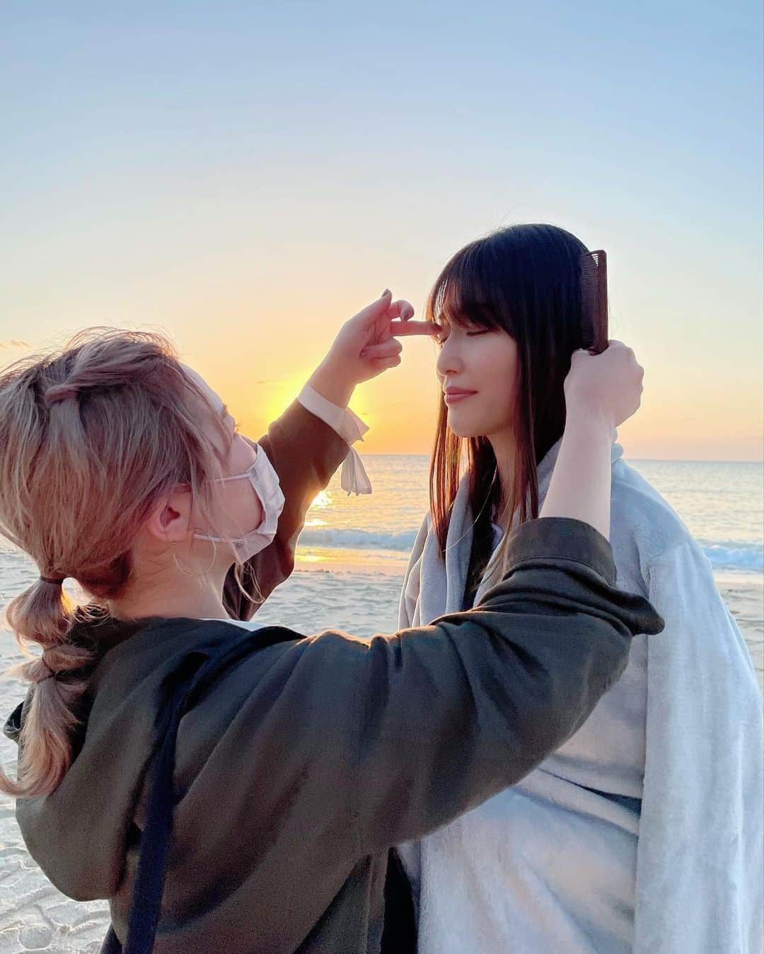 櫻井麻美のインスタグラム：「広告の撮影で宮古島にきています🏝 今の時期にしては奇跡的な晴れだそうです☀️ ・ 寒くてバスローブが手放せない🥶 ・ ・ #長間浜  #夕日 #宮古島 #海」