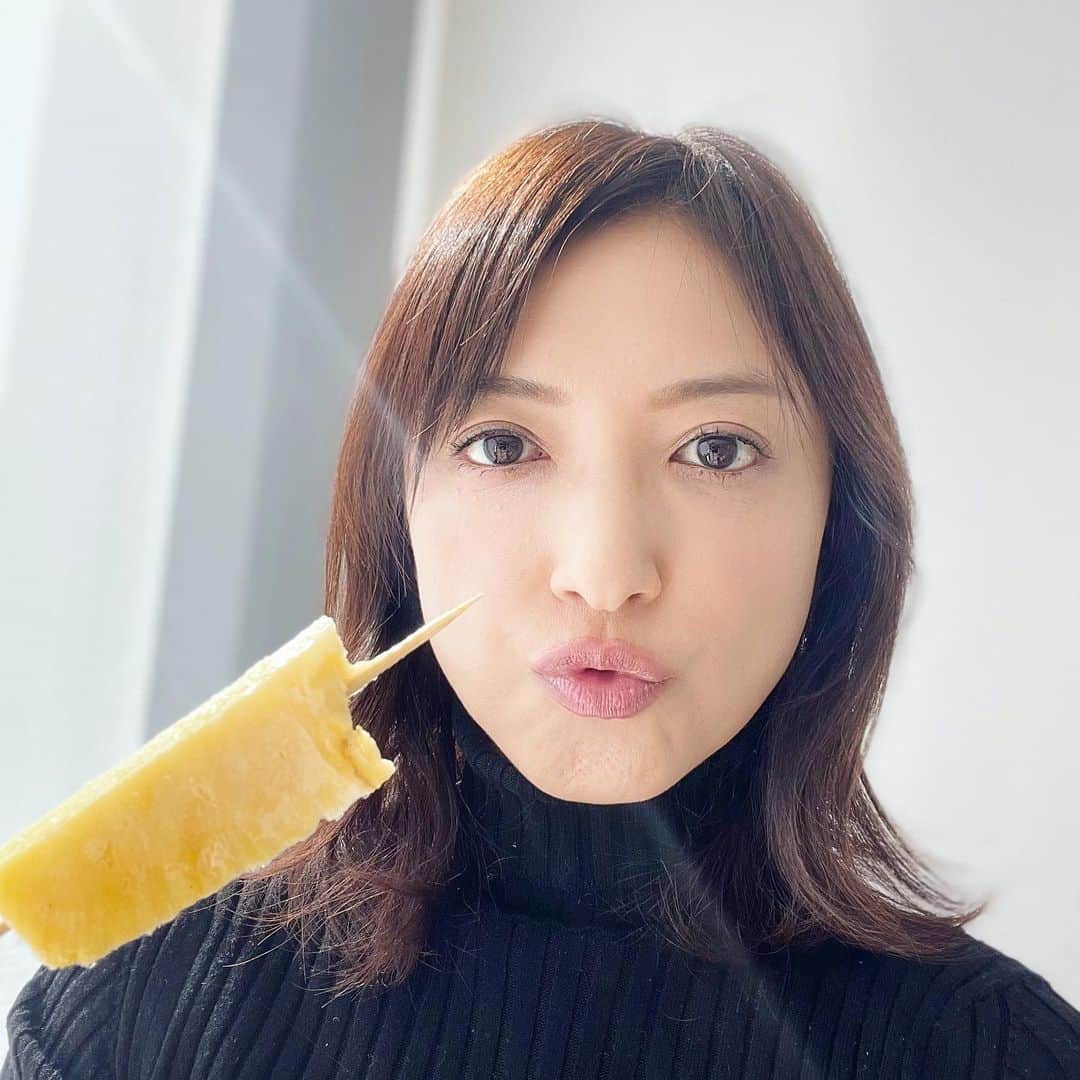 望月理恵さんのインスタグラム写真 - (望月理恵Instagram)「大好きなパイナップル。  食べきれない時は 串を刺して冷凍しています😋 これがまた美味しいんです。  #スティックパイン #パイナップル #仕事帰りに一本 #お風呂上がりに一本」2月18日 13時14分 - mochiee28