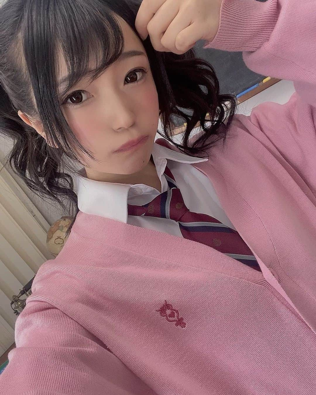 南梨央奈さんのインスタグラム写真 - (南梨央奈Instagram)「一昔前のぎゃるらしいです🥺   #AV女優 #制服」2月18日 14時03分 - minario_official