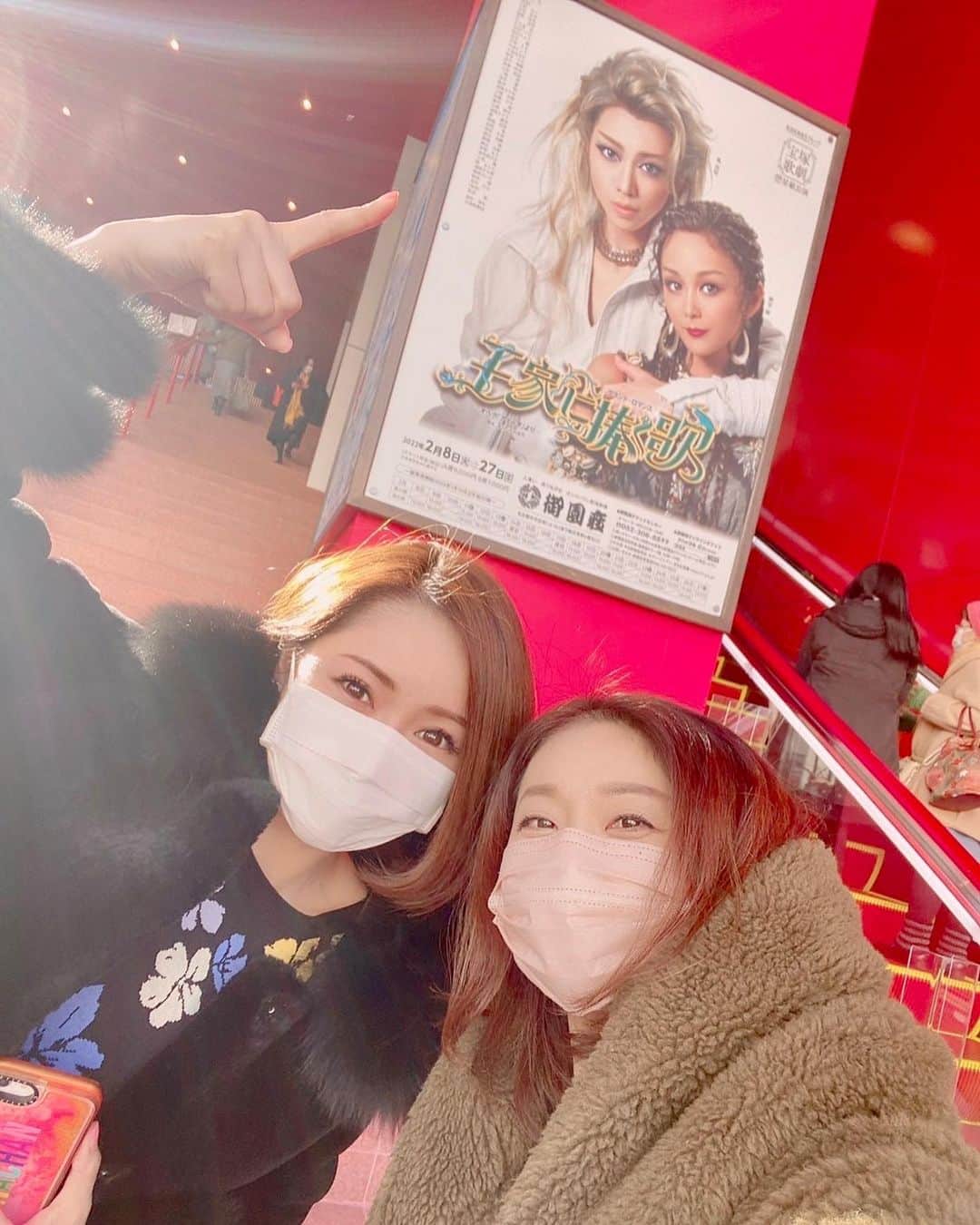 近藤英恵のインスタグラム：「御園座へ星組公演「王家に捧ぐ歌」を観に行ってきました💙とんでもないクオリティにひろちゃんと、大感動。。。✨😭  #超絶ラダメス#想像を軽々超えてゆく#礼真琴さん#スゴツヨ#🤭#良い声と表情#異次元#名古屋じゃなく#たしかに#エジプト空間だった🇪🇬#ブラボー#👏#全キャストが素晴らしく高水準で#帰り道#放心#😶‍🌫️❤️‍🔥」