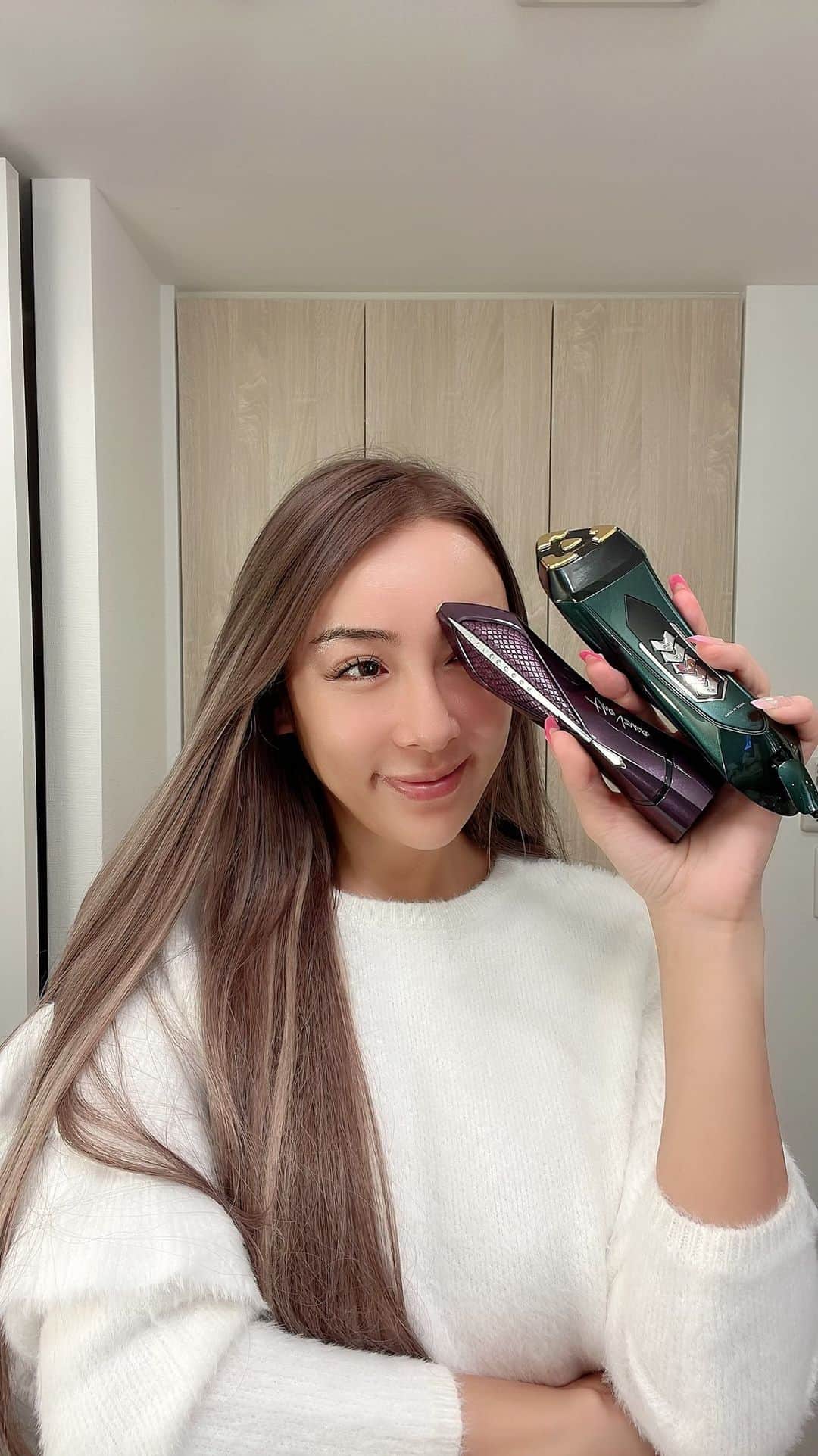 のインスタグラム：「@thevzusa  入荷しました❤️  発売特典として、新発売のアイクリーム（32,780円） セラム（32,780円） マッサージジェル（5500円） 合計71,060円分が豪華プレゼント‼️ （なくなり次第終了）  美顔器が165,000円なので、プレゼント分の71,060円を引いたら美顔器が実質93,940円で購入できた事になります🥺  新しく60回まで分割金利手数料は私達が負担する事に変更しました‼️ 金利負担0点で月額約3000円で使っていただけます☺️👏👏👏  日額だと約100円👏👏👏👏  悩まれてた方、是非この機会にお試し下さい❤️  また質問あればここにお願いします😆💕  #thevzusa」