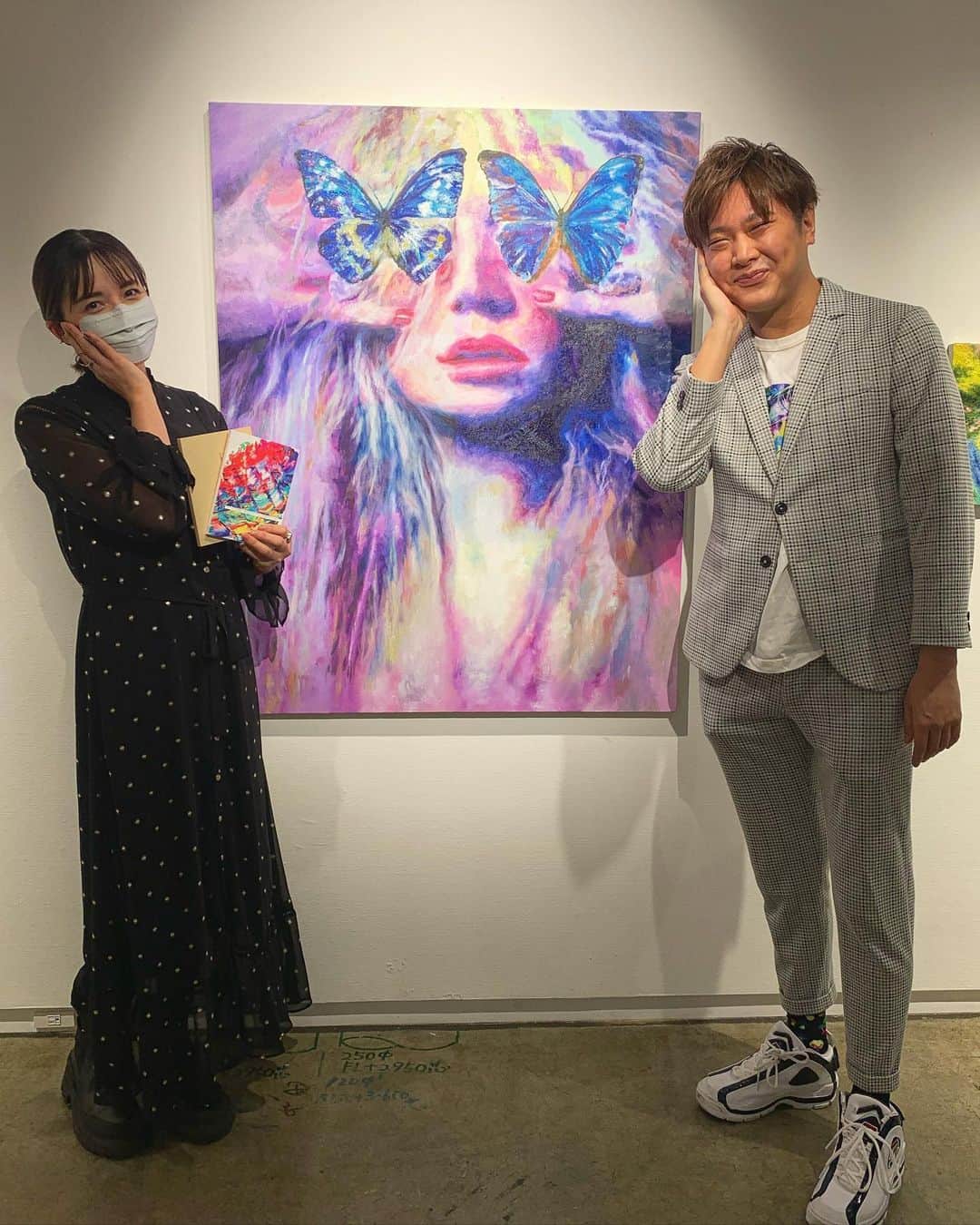 のインスタグラム：「.｡･*. 素敵だった…🖼  著名な方に、人生で初めて会いたくて自分から会いに行った日  一生忘れないなぁ✨  画集に絵も描いてもらえて、 感激💙💜🤍 (緊張してマスク取って写真撮るのも忘れてしまったけど^^;)  作品も @sugitayoheiart さんもとっても素敵で 一緒に行ったアート好きな母も「来られてよかったー❣️」って満足気🥰  2月28日まで 渋谷PARCO 地下一階のギャラリーにて 無料展示されてます✨  #杉田陽平 #バチェロレッテ #杉ちゃんポーズ  #アート #母娘時間♡ #このあと　#viron のクレープ食べた😋」