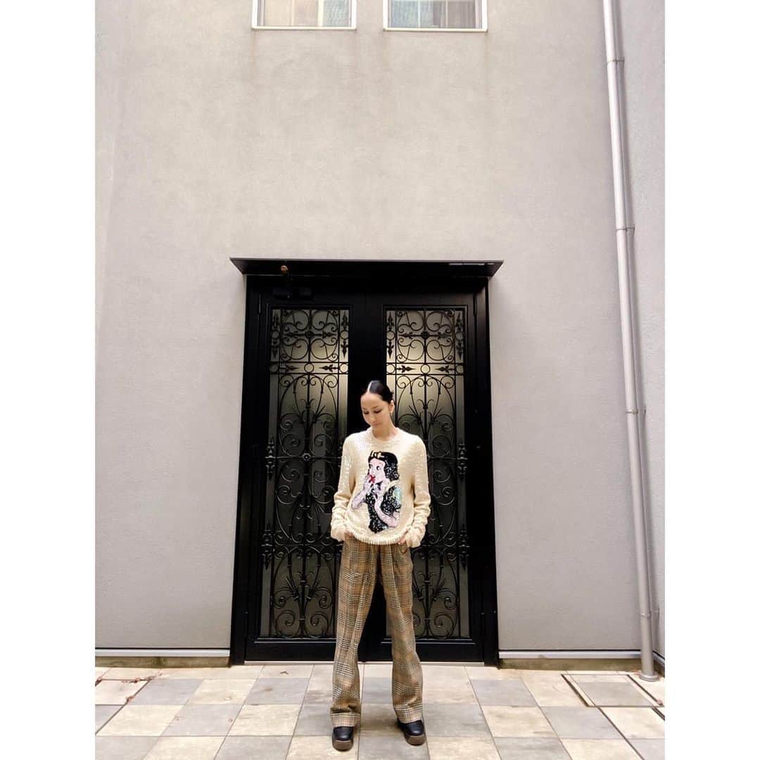 のインスタグラム：「. 日々の行ってきます  これの理由が 5月4日リリースの 初セルフプロデュース アルバム「I」の 制作への行って来ます でした〜 やっと伝えられて嬉しい！ 内容はまだ何も 伝えられていないのに 沢山の予約、、、涙 本当に嬉しい〜！！ ありがとうございます！  初めて作詞作曲 音も含めて 21年目でまだ新しい チャレンジが出来るのは とても贅沢で 有難い事  沢山の感謝を込めて 届けます！  ライブも毎日も 楽しまなきゃ  #5月4日 #アルバム #I @coldfeet.official #mikanakashimapremiumlivetour2022 次回は大阪で お会いできるの 楽しみにしてます！」