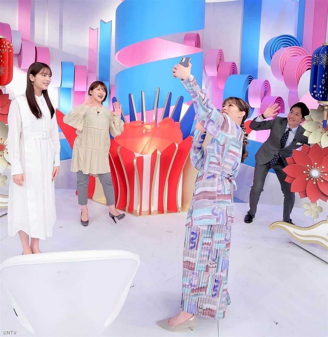 ZIP!さんのインスタグラム写真 - (ZIP!Instagram)「北京五輪SPパーソナリティー 沙保里さんとは今日で一旦お別れです。さーみーしーいー😭  沙保里さん…いや… さおりんが居るとスタジオがより明るくなるんです😆  プラススリー収録のため、小林さんがスタジオにくるのを待ってる間にみんなで動画を撮っていたので横からパシャっと📸 YouTubeもすでに公開されてますので是非見てみて下さい。 盟友 くぼやんからの投稿に答えています‼️  一度でいいからタックルされてみたい🤼‍♀️ 中の人の叶わぬ夢です🤣また会える日を楽しみにしてます‼️  #北京五輪SPパーソナリティー  #吉田沙保里  #田中毅 #尾崎里紗 #貴島明日香 #小林正寿 #撮ってる人を撮るシリーズ  #ZIPプラススリー #ZIP!🎀」2月18日 16時24分 - ntvzip