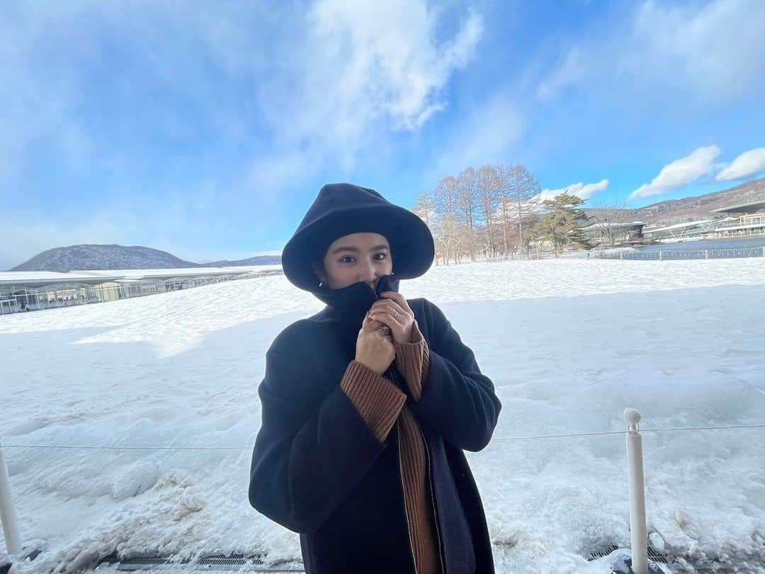 久松郁実のインスタグラム：「26歳になりました！ コメントやご連絡頂きありがとうございます⛄️🤍 ⁡ 25歳も良い一年でしたが、26歳も良い年にする為に自分磨きを頑張っていきたいです💐 ⁡ 今後とも皆様どうぞ宜しくお願いします！」