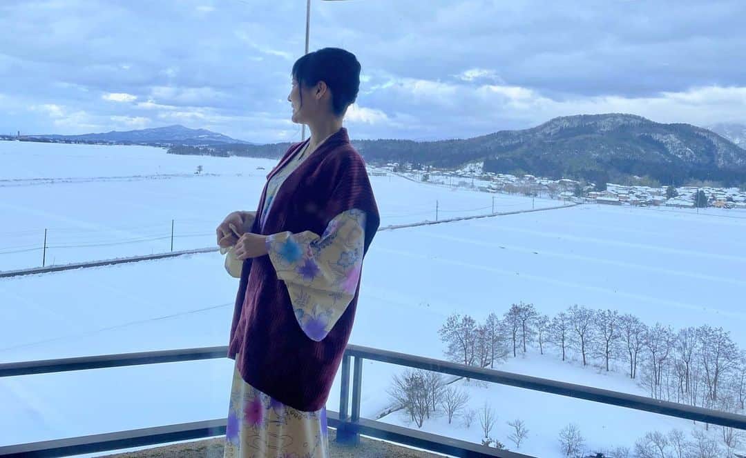 のインスタグラム：「☃🌨 銀世界😍  フィンランドかと思った🎅🏻  屋根の上の雪が 絵本で見るような積もり方してる😍❄️  #吉山りさ #モデル  #フリーランスモデル #フリーモデル   #美容 #40代 #美肌ケア #model #Japanese #バスタオル女子 #バスタオルモデル #温泉 #温泉ソムリエ #お酒 #お風呂 #温泉モデル #温泉女子 #hotsprings #bañarse #모델 #pr #インフルエンサー #onsen #出張撮影   フリーで活動中📸🎬💕 全国🗾の #HOTEL #旅館  #飲食店  #通販 店舗 様などのPR案件のご依頼承っております✨」