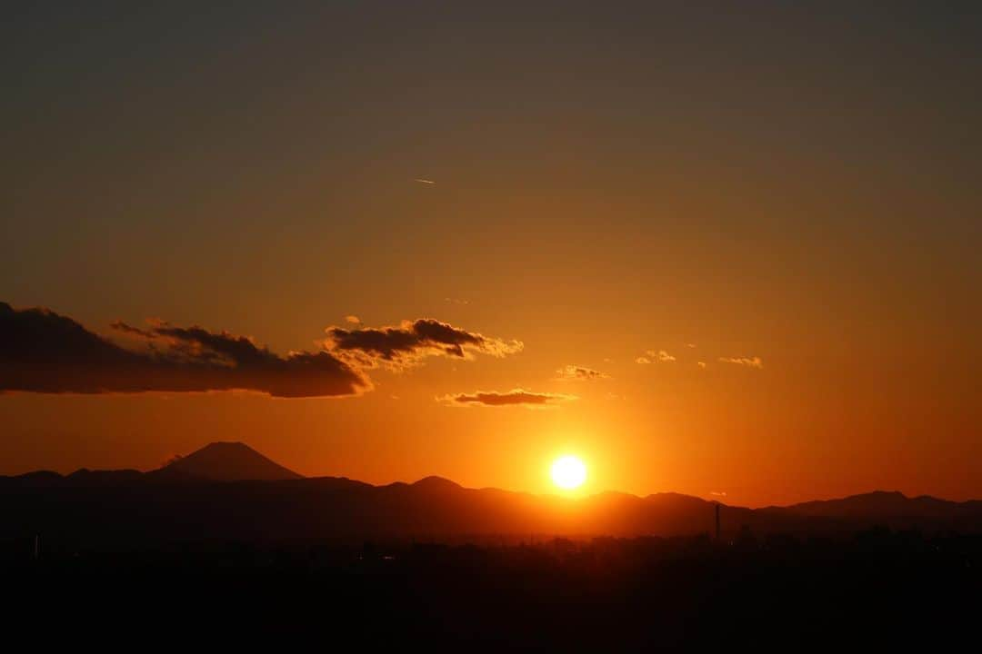 坂元美香さんのインスタグラム写真 - (坂元美香Instagram)「today's sunset 2022/02/18  写真なのに眩しい夕陽。 3枚目の右上のカラスがいい感じです。  今日は総合病院で待ちくたびれた一日でしたが これから夜ご飯作って仕事に向かいます。 21:30からライブ配信見てね〜！  #sunsetphotobymikasakamoto  #sunset #夕陽 #夕日 #黄昏時 #夕焼け #tokyosky #やっぱり空が好き #イマソラ  #canonEOSKiss8i」2月18日 17時30分 - mika_saka