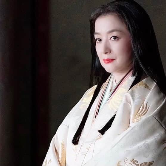 のインスタグラム：「新人スタッフAです。  NHK大河ドラマ「鎌倉殿の13人」の公式Twitterでは、 放送直後に注目シーンの撮影秘話やコメントを 音声で聞くことができる 、 #かまコメ 企画が行われていたり、 新しい出演者が発表になったりと、 ますます盛り上がっています！ HPには略年表や用語集も掲載されていますので、 放送とあわせてお楽しみくださいませ。 今週も是非ご覧ください☺️ 良い週末を〜♪  #NHK#大河ドラマ#鎌倉殿の13人#敵かあるいは#丹後局#鈴木京香#kyokasuzuki」