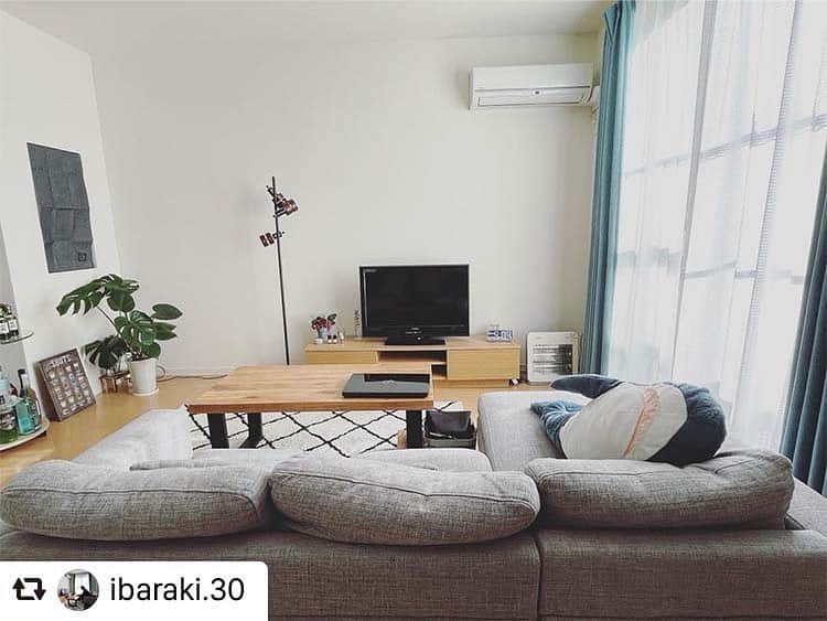 ［賃貸住宅シャーメゾン］のインスタグラム：「@ibaraki.30 さんの #シャーメゾンのお部屋 は爽やかなシンプルインテリア🍀  スッキリかつおしゃれに見せるバランスは案外と難しい🤔 こちらのお部屋では、淡い色合いのファブリック＋ナチュラル感のある木製家具でまとめられたところに、テレビやローテーブルの脚などの硬質な黒がピリッとしたアクセントになっています💡  #repost #リポスト #シャーメゾン #積水ハウス #インテリア #賃貸インテリア #スタイリング #シンプルインテリア #リビングインテリア #ナチュラルインテリア #shamaison #sekisuihouse #styling #interiordesign #homedecor #livestagrammer #instahome #naturalinterior #livingroom」