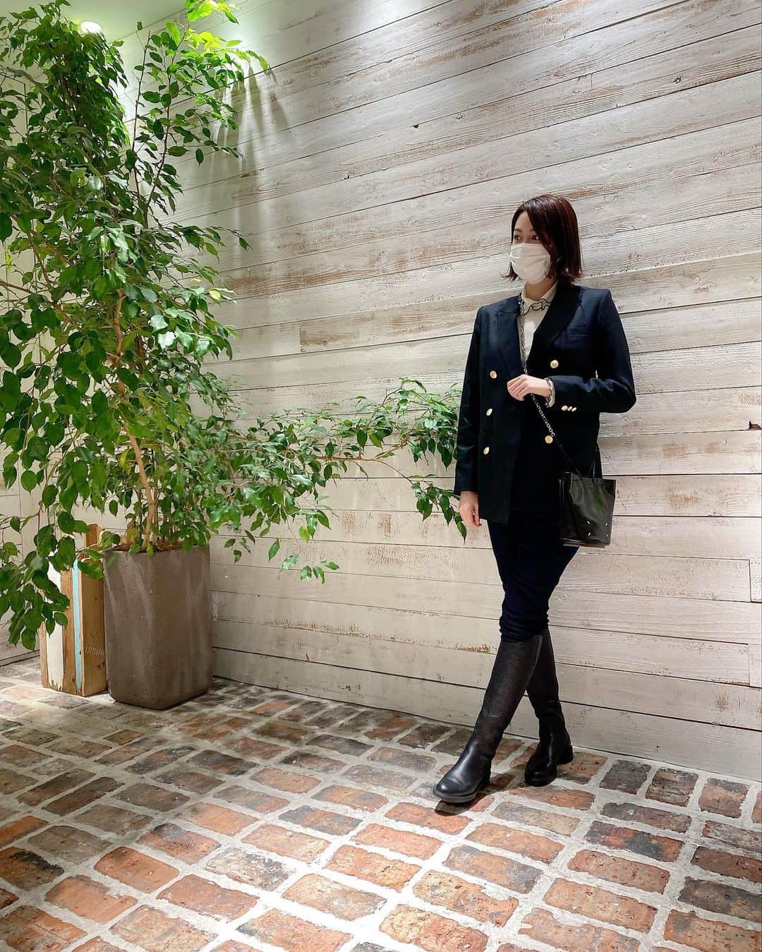 のインスタグラム：「春のお洋服を着てお出かけ〜🌸🍃✨ ジャケットお気に入り🧥💚  @rope_jp  #ootd #pic #jacket  #rope #ロペ #frenchchicmind  #紺ブレ」