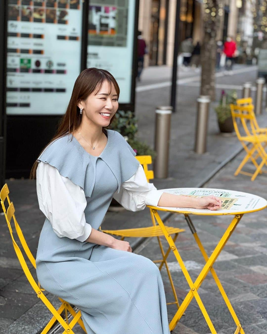 佐野真彩さんのインスタグラム写真 - (佐野真彩Instagram)「１週間お疲れ様でした👏 週末はお天気が悪いようで... 何をして過ごそうかな💭 最近になってバチェラーと脱出おひとり島をみはじめまして、 ハマっています☺️おそっ  公式ラインのお友達登録ありがとうございます💌 最後にQRコードを載せておくので、良かったら登録してね❣️  👗 @lagunamoon_com   カラーは3色（黒、黄色、アイスブルー）。 わたしはブルーを選びました🟦ニットワンピースでサラッと着られるし、袖がシャツになっていたり襟のデザインも可愛い✨長めの丈も嬉しい（着ているのはSサイズ。私の身長172cm）  ぜひチェックしてみてね🔎  #lagunamoon #ラグナムーン　#シャツワンピース　#金曜日　#オフィスコーデ　#休日コーデ　#楽チンコーデ　#ロングワンピース　#公式ライン　#ロングヘア　#japanesegirl #丸の内　#Netflix #amazonprimevideo #バチェラー4 #脱出おひとり島　#長身女子コーデ #長身女子　#olファッション　#オフィスカジュアル　#春服　#春服コーデ　#大人カジュアル　#大人女子」2月18日 18時22分 - sano.maya