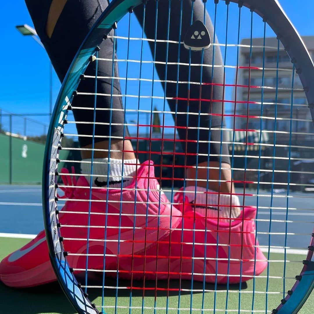 大坂なおみのインスタグラム：「「なおみは本当にテニスを楽しんでるな～」とつくづく思います。彼女の頑張りっぷりは、半端じゃない。応援せずにはいられません。  - - - - - - - - - - - - - - - -  #NaomiOsaka #チームなおみ #大坂なおみ #大坂なおみ選手 #テニス #アスリート #テニス女子 #テニスプレイヤー #プロアスリート #ファッション #オリンピック選手#テニス好き #選手 #テニスファン #日本代」