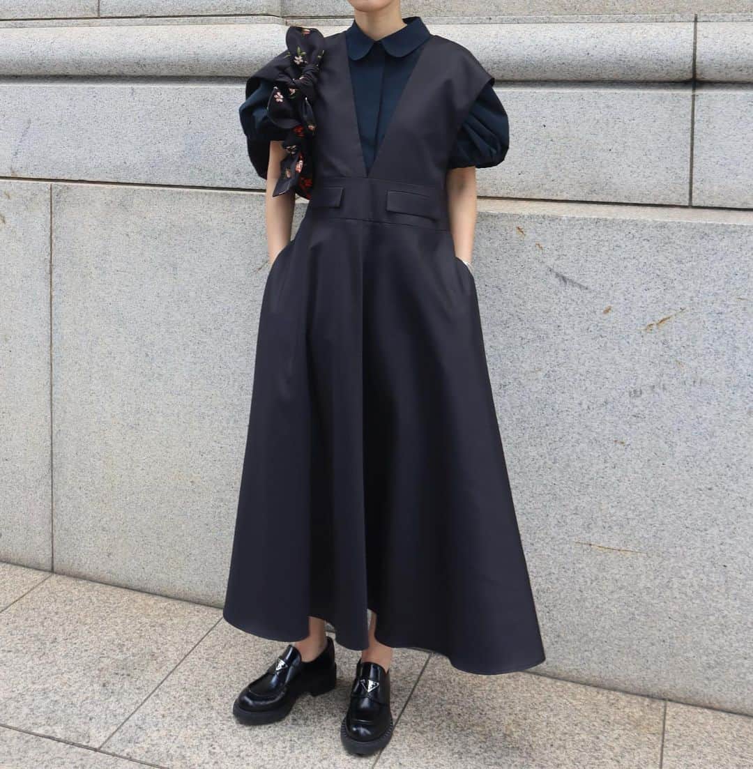 正中雅子のインスタグラム：「PRE ORDERスタートより、早速たくさんのご予約を頂戴しありがとうございます🥺🙏💙  このセットもめちゃくちゃ人気で、インスタライブでは白ブラウスに黒ジャンスカでしたがこの組み合わせもシックで好きです🖤  甘いけどモードに着れるこの組合せ、そしてブラウスもジャンスカも ちょっとしたさじ加減🤏がMACHATTっぽさのでるポイント👀  ジャンスカのストラップの角度とかね♡  月曜日までなのでゆっくりご検討下さいませ♡  #MACHATT #masaco服」