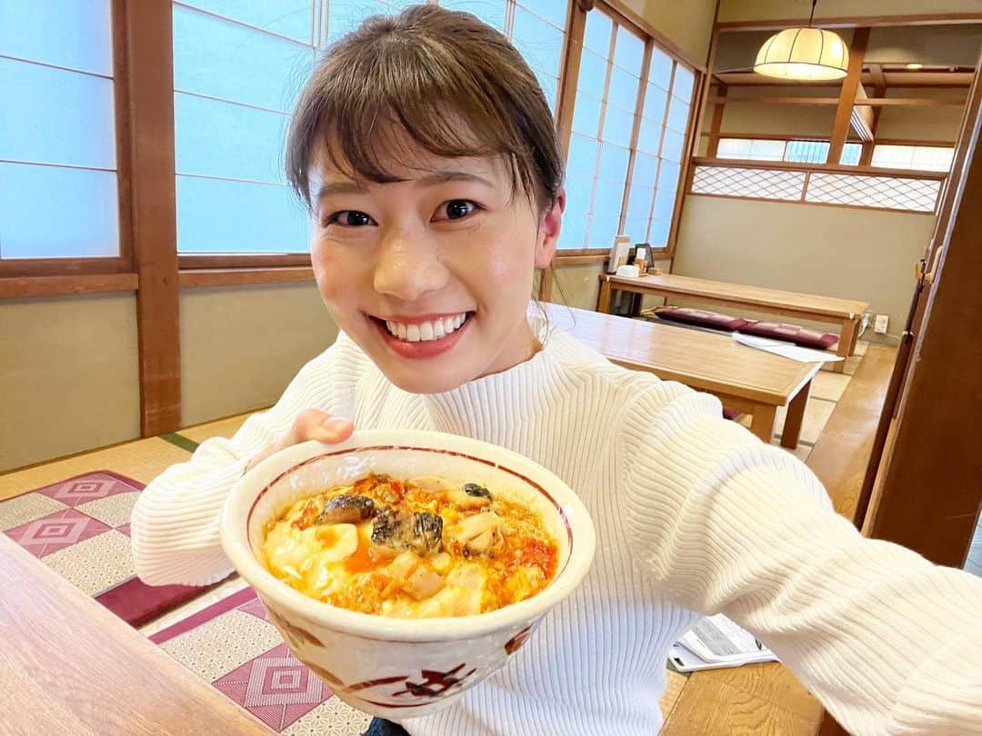 河谷麻瑚さんのインスタグラム写真 - (河谷麻瑚Instagram)「.  今日のリフレッシュ！　 らんらん♪ランチ❤️❤️    【マコ行きつけ！そば処大藪の絶品牡蠣とじ丼】がテーマでした🥰❤️❤️  　 私、カワタニマコが大好きなお店、　 そば処大藪をご紹介しました💖💖　 写真で手に持っているのは、　 上親子丼ですが・・・　 今回メインで取り上げたのは　 【牡蠣とじ丼】🥳💖　 今の季節限定メニューで　 大きな牡蠣がたまらない！！😎💕　 絶対に食べてほしい丼です🥰　 3月後半までの期間限定ですので　　　 お早めに❤️❤️❤️❤️  　 #そば処大藪#蕎麦処大藪#大藪#行きつけ#親子丼#上親子丼#牡蠣とじ丼#白子そば#石川県#金沢#石川テレビ#アナウンサー#河谷麻瑚」2月18日 19時07分 - makokawatani